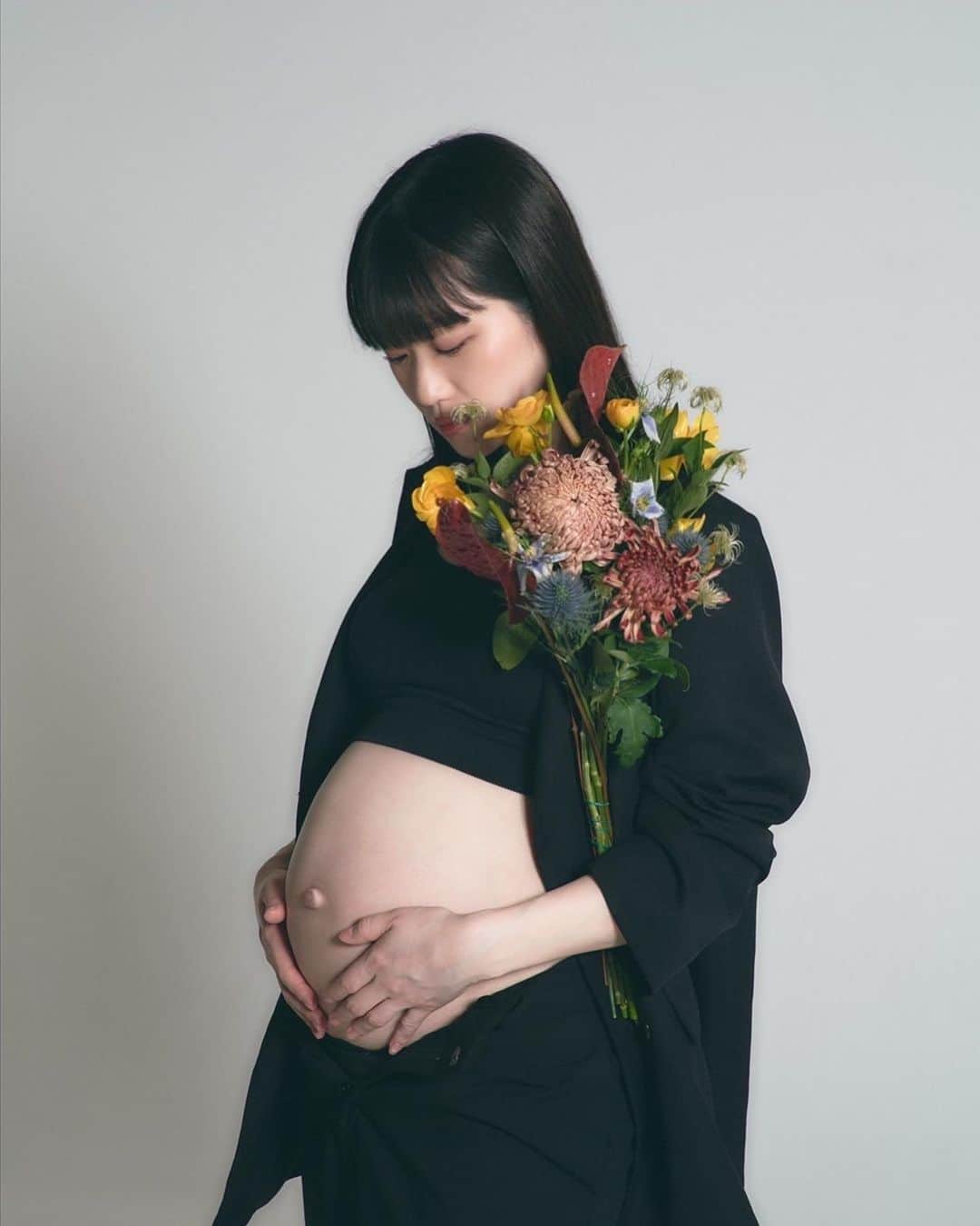 金澤葵さんのインスタグラム写真 - (金澤葵Instagram)「. maternity Photo📷  少し前に思い出に撮影して頂きました♡ @rinakokitahatake   こんなに大きいけど今と比べたら、 小さく感じるくらい毎日成長しておりますっ  相変わらずマイナートラブルに悩まされる日々ですが それ以上に会えるのが楽しみです👶🏻  #maternity #maternityphotography  しっかりでべそです🤣」4月6日 21時14分 - aoi_kanazawa