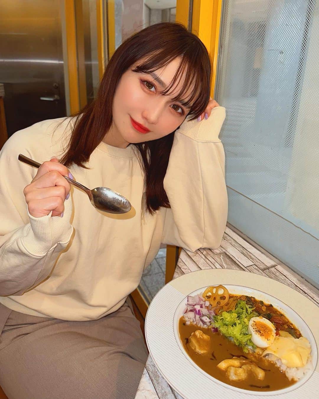 のインスタグラム：「. 西新宿駅から徒歩1分ほどのところにあるグルテンフリースパイスカレーが食べられるお店🍛カレーの王様🫅に初めて行ってきた！ 写真は ・スパイスカレー(あいがけ) ・スパイスカレー  女の子でも入りやすいしめちゃくちゃ美味しかったからまた行きたい🥰  🍛カレーの王様🥄 東京都新宿区西新宿６丁目４−１ 館B1F 新宿アイランドアトリウム  .  #取材協力 #カレーの王様 #からだにやさしいごはん#グルテンフリー #健康志向 #スパイスカレー#グルメ #西新宿ランチ #新宿ランチ#新宿グルメ #東京グルメ #東京カレー#新宿」