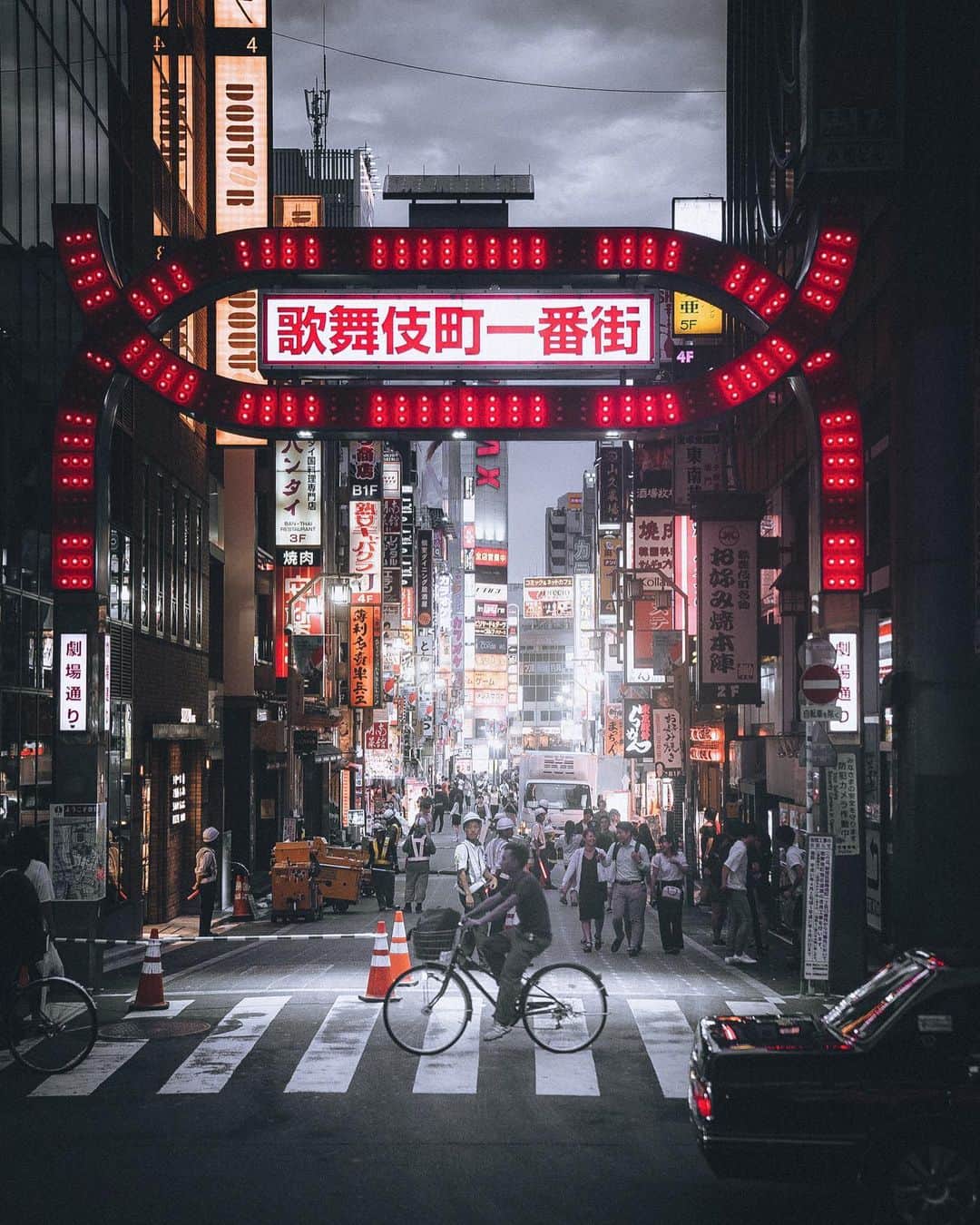Thomas Kakarekoさんのインスタグラム写真 - (Thomas KakarekoInstagram)「Tokyo, a remarkable city with rich cultural experiences. After two memorable visits, I am planning a return later this year to appreciate the metropolis during the fall season.  #tokyo」4月6日 21時14分 - thomas_k