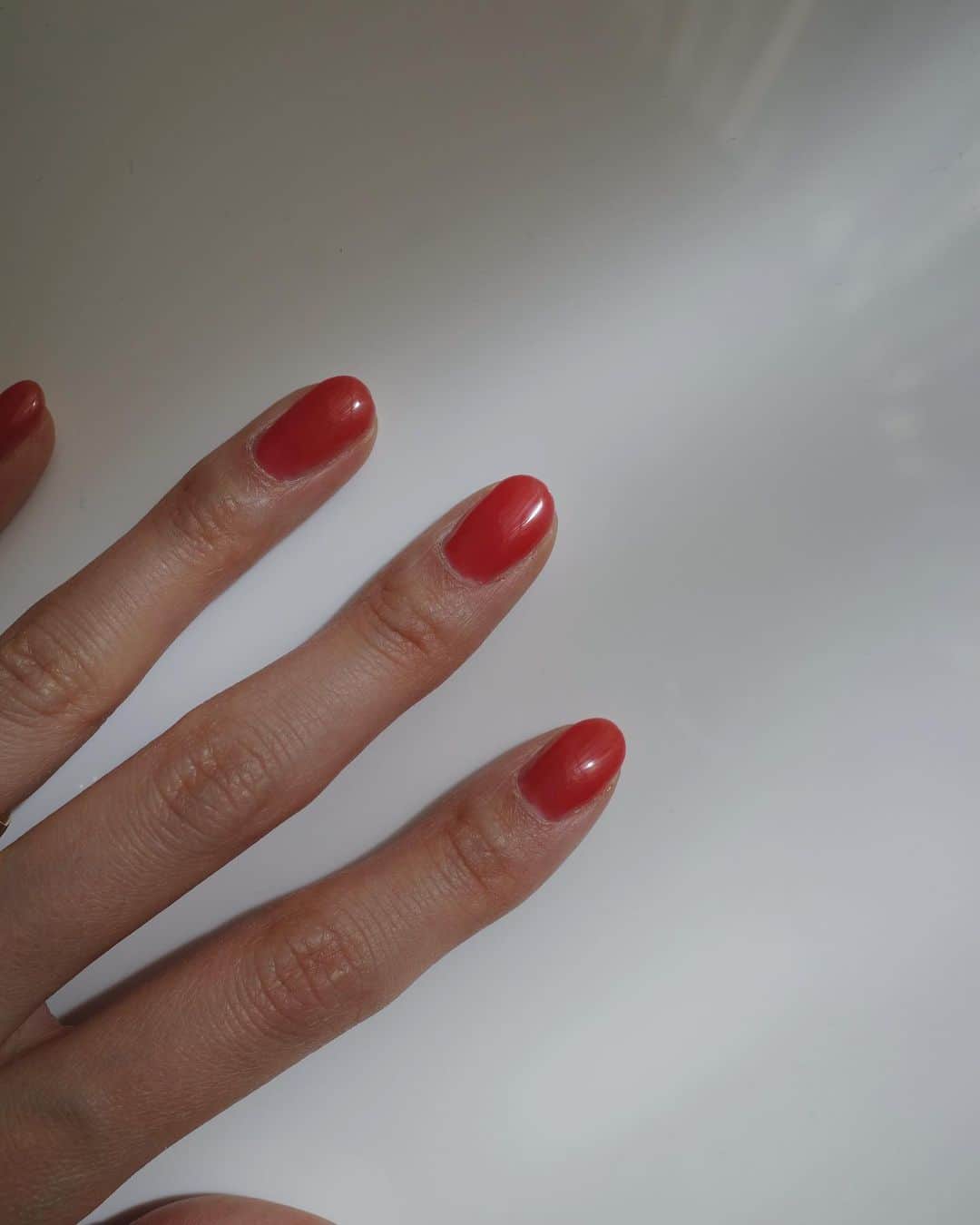 新井貴子さんのインスタグラム写真 - (新井貴子Instagram)「赤の装いがこれから更に暖かくなる季節への期待を膨らませてくれる。🎐🫧  赤いマスカラを初めてつけました。  SPRING SUMMER 2023 collection @chanel.beauty🌹」4月6日 21時06分 - kikoarai