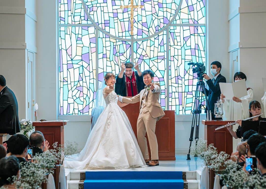 アールベルアンジェNagoyaさんのインスタグラム写真 - (アールベルアンジェNagoyaInstagram)「ㅤㅤㅤㅤㅤㅤㅤㅤㅤㅤㅤㅤㅤ  ⭐︎ㅤㅤㅤㅤㅤㅤㅤㅤㅤㅤㅤㅤㅤBest Day Ever⭐︎  おふたりの想いやこだわりが たくさん詰まった “今までで1番最高の日”✨  大好きなみんなと迎えた 最高の結婚式👰🏻‍♀️🤵🏻‍♂️  牧師先生も一緒に楽しむ おふたりだけのおふたりらしい結婚式🤍  ㅤㅤㅤㅤㅤㅤㅤㅤㅤㅤㅤㅤㅤ#アールベルアンジェ名古屋 #愛知結婚式 #名古屋結婚式 #新郎新婦 #結婚式 #アールベルアンジェ名古屋スタッフ #演出 #結婚式演出 #新時代 #新時代wedding #新しいwedding #新しい結婚式 #ゲストと楽しむウェディング」4月6日 21時07分 - art_bell_ange_nagoya