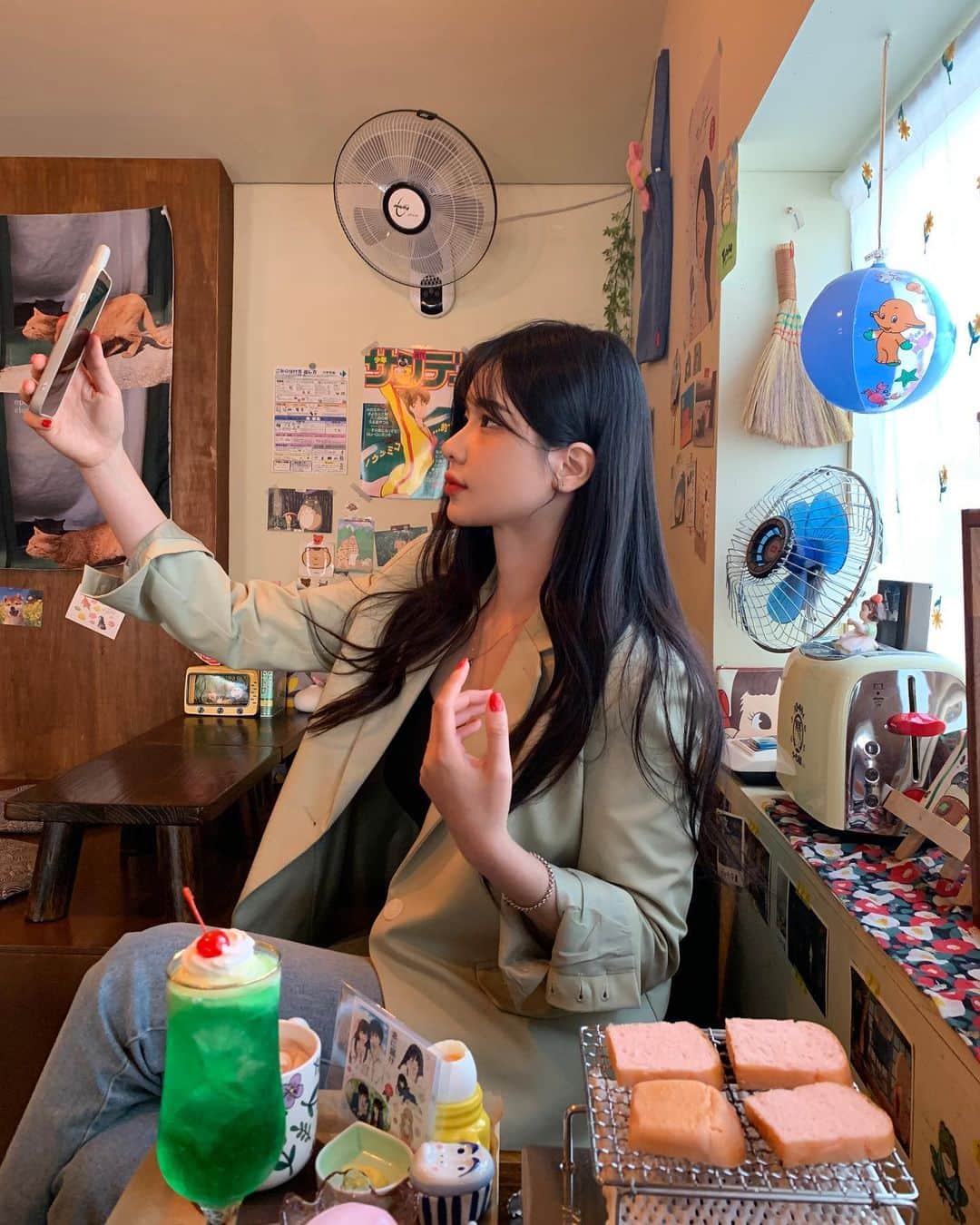ナム・スミンのインスタグラム：「우주가 사준 디오르 처음 신어따👡 우주는 배부르다 해놓고 빵 와구와구 먹었땅🍞 슬램덩크 포스터는 사려다 말았따🏀 김해 좋다🌸」