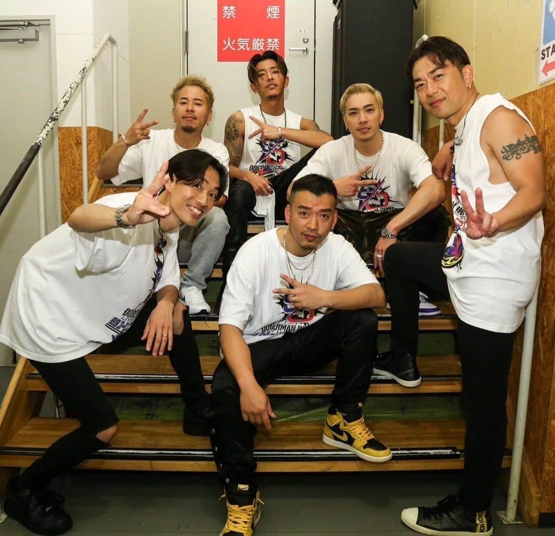 DJ HALのインスタグラム：「4/6 仙台🔥🔥🔥🔥🔥  無事完走ありがとうございました！  駅に着いたら久保さんがズンダ奢ってくれました😋 ズンダシェイクめちゃ好きになりました！  リハーサル終わって久しぶりにキュア国分町へ 行きしっかり5セット決めてステージイン！ OpenのMixもめちゃ盛り上がってくれて嬉しかったです！久しぶりのLiveでしたが息ぴったりの勢いあるLiveをかましてました❗️皆さんもよくか声出してくれてありがとうございました！  ありがとう仙台 Next 新潟  #仙台　#牛タン弁当めちゃくちゃ美味かった　#昼のシャケシラスも　#弁当激うま #ずんだ好きになった　#サウナ　#せり鍋食べたかった」