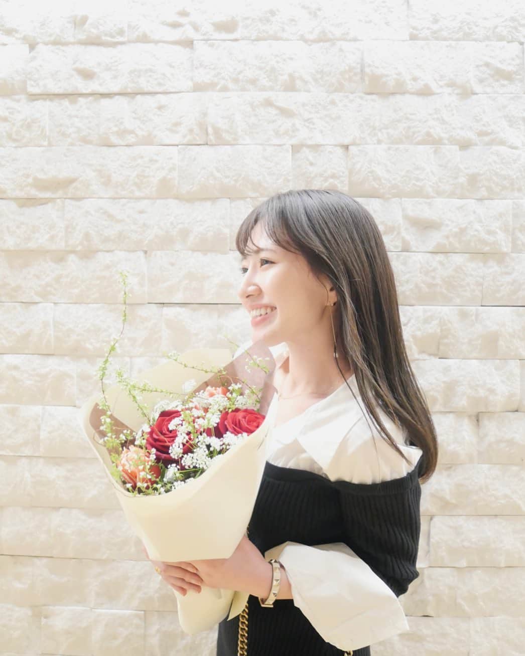 のインスタグラム：「みんな元気ですか〜？ 今週もあともう少し！頑張ろ💪🏻💪🏻  #スターダスト #伊藤彩華 #お花 #ブーケ #お花のある暮らし #snidel #シャツワンピース #オリーブカラー #ベージュカラー #ブルベ夏 #fashion #flowers #데일리」