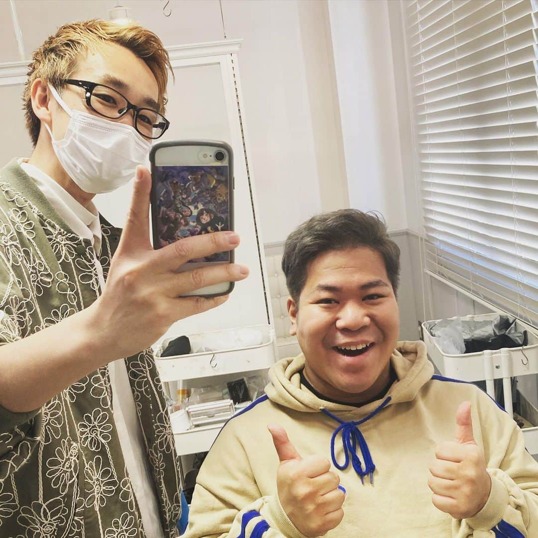 こーすけのインスタグラム：「髪染めました！ 今回はシルバーです！  spica松岡さんいつもありがとうございます！  最俺界のシルバーブレットになります。」