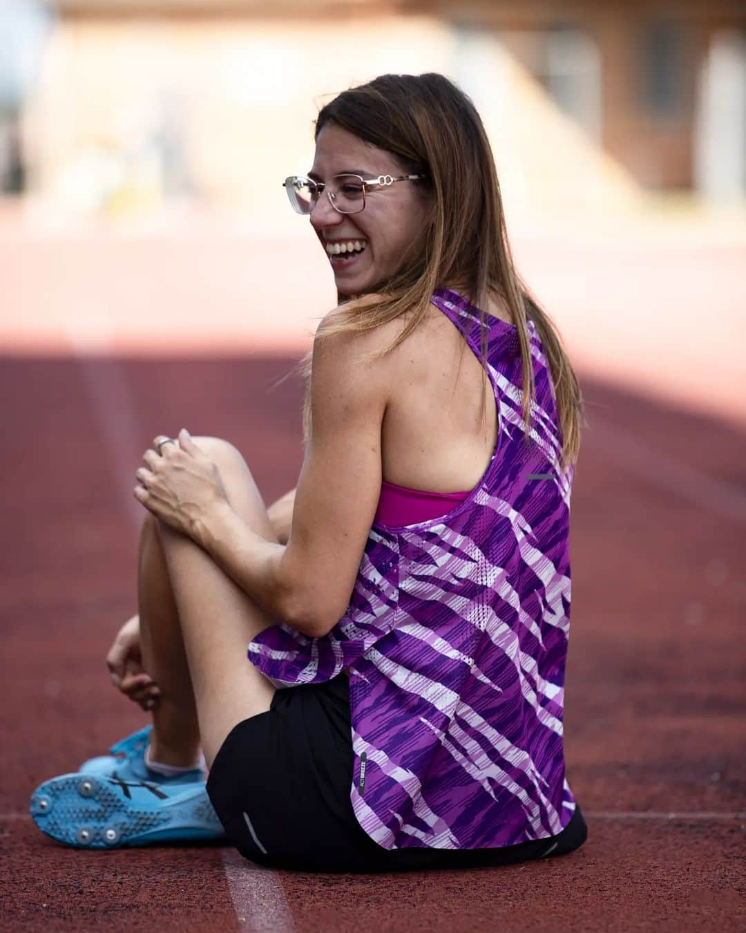 アイリーン・シラグサのインスタグラム：「Giornata internazionale dello sport per lo sviluppo e la pace 💜  Come celebrarlo meglio, se non con le  super foto di @ilariacariellophotography 🌼?  #picoftheday #asicswomen #asicsteam #lavelocistacongliocchiali #trackandfield #sprinter #spring #trackandfield」