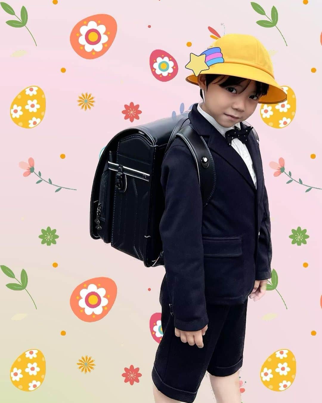 恒松あゆみのインスタグラム：「小学校入学、おめでとう！  新しい生活にワクワクしっぱなしな息子。 いつでも前向きな性格に、親が救われているような気がします。  楽しいことばかりではないかもしれない。 でも、それも含めてあなたの人生。  前を向いて、全力で進めー！！  ちなみに本日は、入学式の後に蟻の行列を全力で眺めていました(2枚目)🐜🐜🐜   #小学校   #入学式   #蟻の行列」