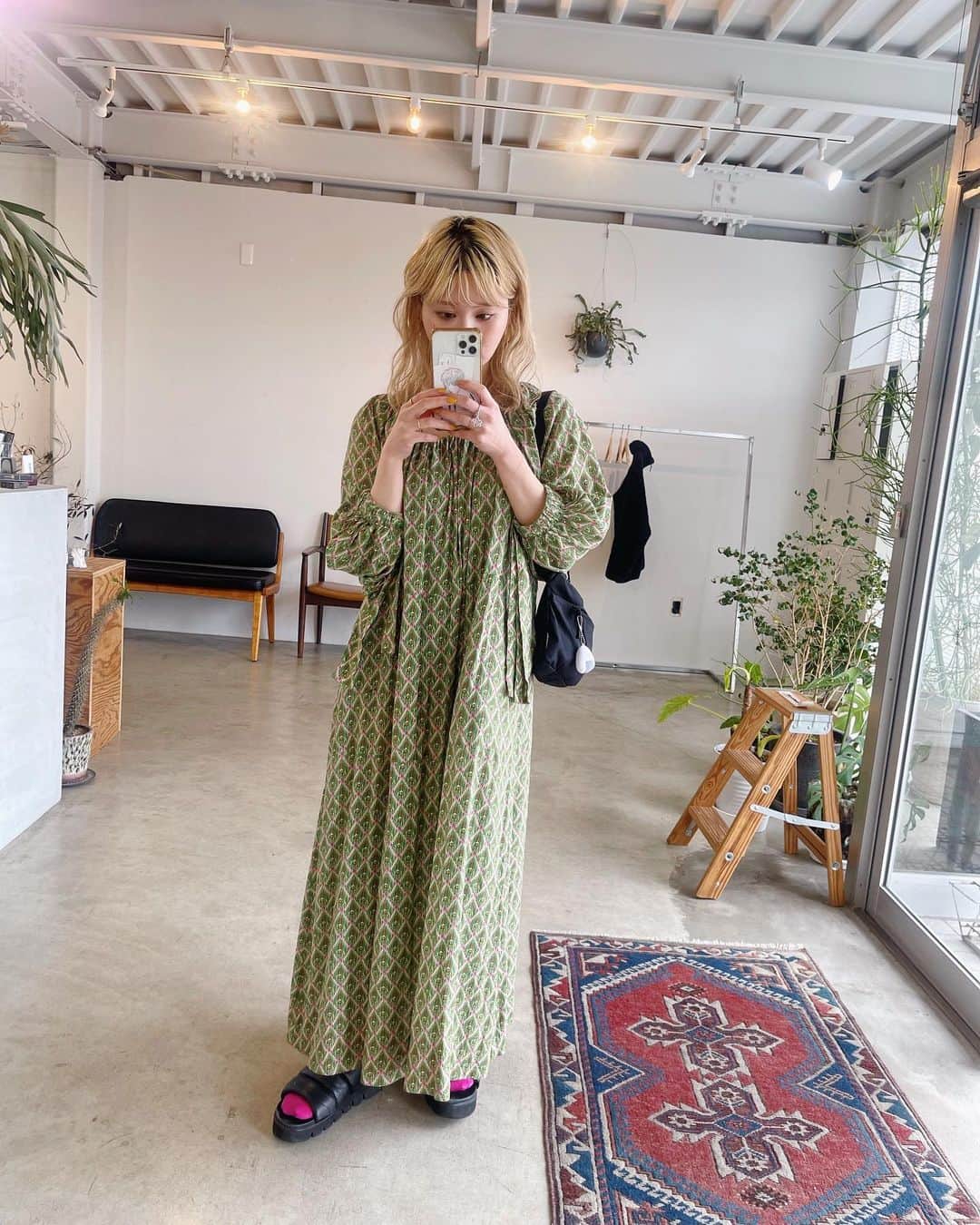 sakincho1028のインスタグラム：「だいすきな４月も気合を入れて頑張ります🌸 ブライダル出張が多くなりますが、サロンワークも精一杯頑張りますのでご予約お待ちしております！🌼🐒 髪の毛も前髪も伸び伸びで久しぶりの方に驚かれます。🐥」