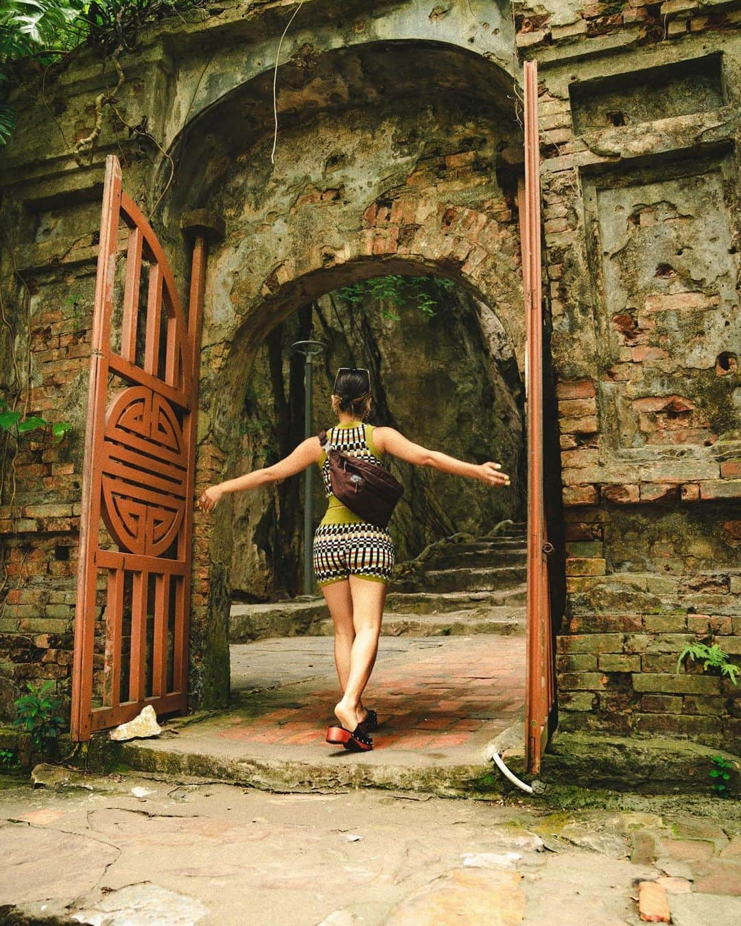 RIEHATAさんのインスタグラム写真 - (RIEHATAInstagram)「Open mind, Feeling Earth  @kithwomen @kith   photo: @vibrvncy @jyshih21   #marblemountain #caves」4月6日 21時13分 - riehata