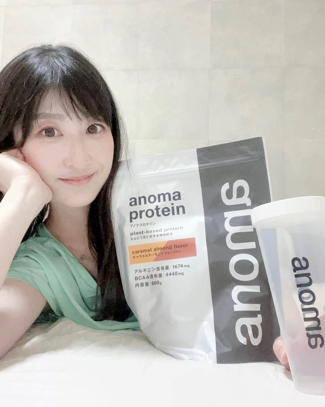 土屋香織さんのインスタグラム写真 - (土屋香織Instagram)「𓎩𓁉 @anoma_protein 𓀤 全く走れてませんでしたがようやく再始動かな🫢 走り始めたら飲もうと温めていたanomaプロテイン。 えんどう豆からできたプロテインです🫘 キャラメルアーモンドフレーバーって💗美味しいに決まってるでしょ🤤♡ . アミノ酸のアルギニン、回復にもいいBCAA（これもアミノ酸。バリン、ロイシン、イソロイシン）、ここ数年人気のあるMCTオイルも入ってます💡 ホエイでおなかゴロゴロしちゃう人もこれなら飲めますよ☺️ . 私のアカウント名【kaorintsuchiya 】を入力した方は公式オンラインストアで1度使える「5%オフクーポンコード」を発行してもらえるそうです。 クーポンコード欄に記入でいいのですかね？ @anoma_protein さん☺️？ . これ美味しいからこの次違う味も試してみたいなぁ🥤♪ . . . #anoma #anomaprotein #アノマプロテイン #プロテイン #提供 #タイアップ #はしりますたぐらむ #はしりましたぐらむ #ハシリマスタグラム #ハシリマシタグラム #ランニングママ #happyrun #happyrunning #ランニング女子 #走れることに感謝 #instarunners #プロテイン #workout #workoutmotivation #workoutoftheday #筋トレ #ジム #トレーニング #トレーニング女子」4月6日 21時23分 - kaorintsuchiya