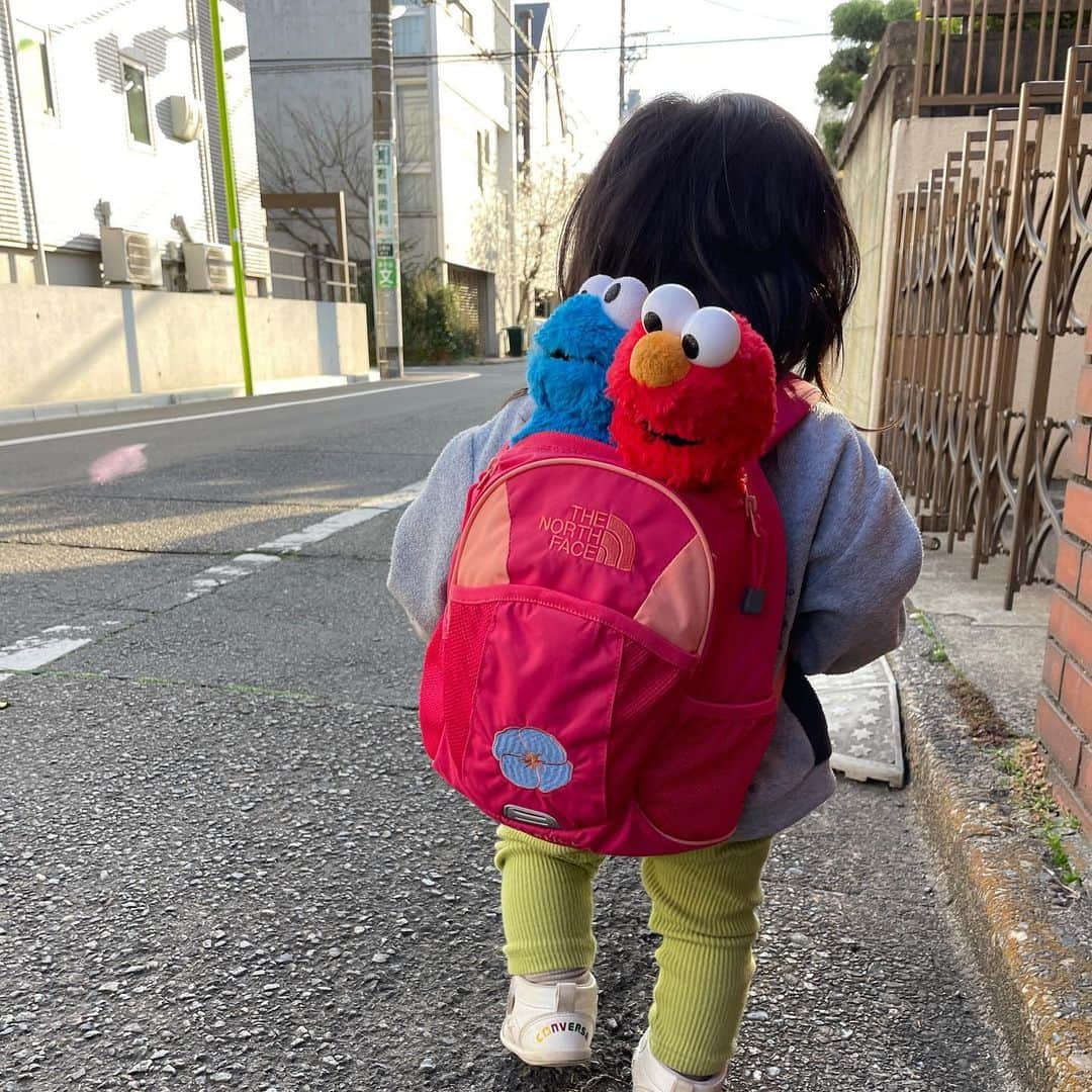 横地尚子さんのインスタグラム写真 - (横地尚子Instagram)「一緒に見る万物は、1人で見てきたそれらの解像度よりもよっぽど鮮明に脳みそにインストールされていく！  産まれてきてありがとう！という誰かから習ったような言葉の意味が、娘が誕生したその日よりも、毎日濃度は上がっていく🦋  毎日同じように起床きて、同じように眠って、当然の如く過ごすこの日々が幸せな現実を霞ませてしまうのだけど、お互いにケタケタ笑う顔を見ては、これ以上の幸せはないと思う。  明日は私に何を教えてくれるかな。 気付けば春だね！🌸」4月6日 21時23分 - yocochiin