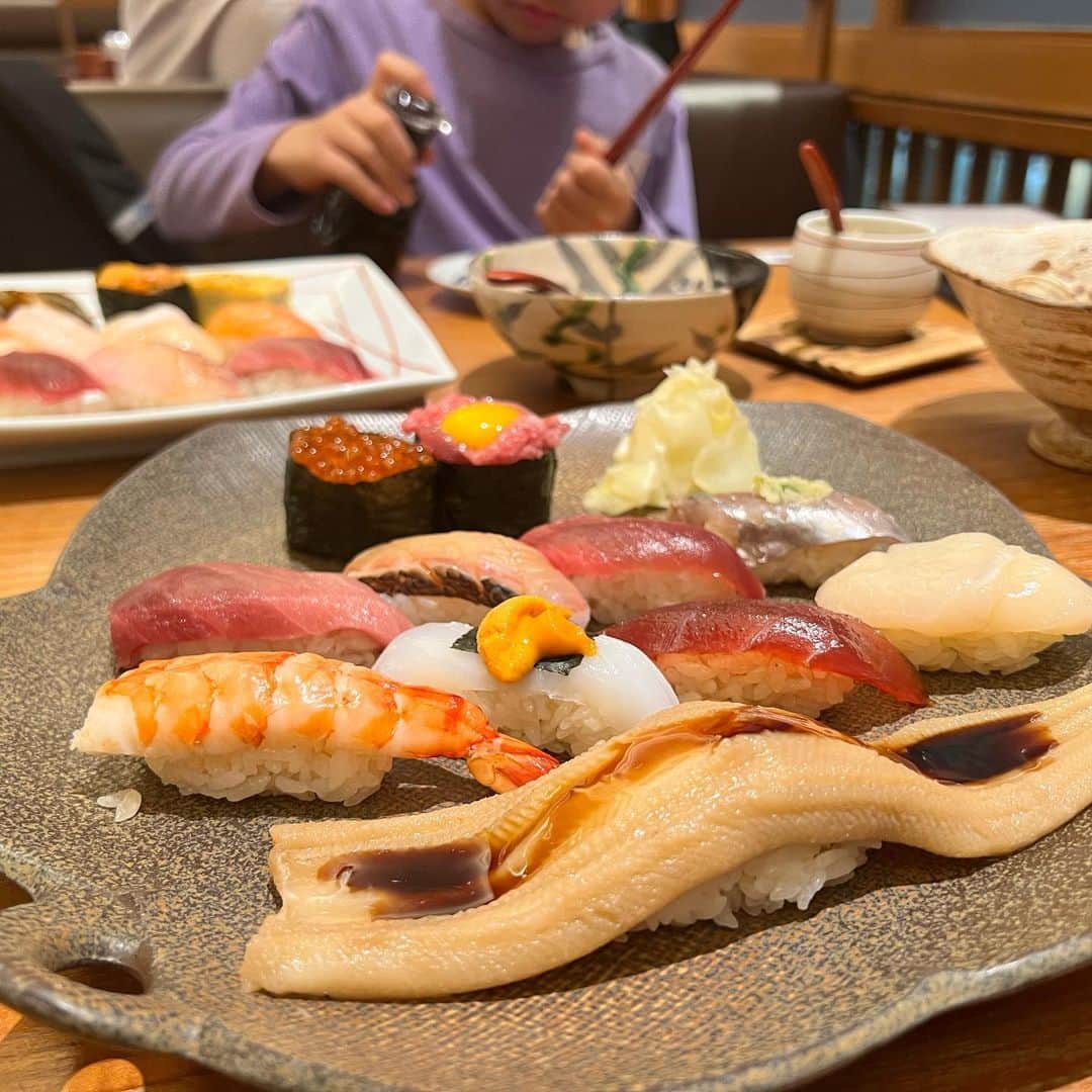 momo さんのインスタグラム写真 - (momo Instagram)「⁡ ⁡ #公開記録5日目 4月6日 朝 52.1kg (※昨晩はアルコール摂取) ⁡ ⁡ 朝食 178kcal ・バナナ1本 ・プチクロワッサン1個 ⁡ ⁡ 昼食 498kcal ・刺身定食 ⁡ ⁡ 夕食 678kcal ・お寿司 ・味噌汁 ・もずく酢 ・あさりの酒蒸し ⁡ ⁡ トータル1354kcal ⁡ 運動 ・12000歩(-340kcal) ⁡ ⁡ 今週は外出が多くて ランチも夕飯も外が多い🥲 ⁡ 変な罪悪感を抱えつつ その中でもヘルシーなものを、、 と悩む結果、お魚にたどり着く😂 ⁡ ⁡ 行きたい和食のお店が満席で すぐに入れたのがお寿司だったから そこにしたけど、ランチも刺身だったことを 入ってから思い出しました🤪 ⁡ ⁡ ⁡ ⁡ ⁡ 《スタート時点》 ・161cm 52kg超 ・体脂肪率33%超(3分の1が脂肪🤢) ・典型的な下半身デブ🦵 ・隠れ肥満体型 ⁡ ⁡ ⁡ ======================================= ⁡ 私のあらすじ ⁡ 20歳・人生に迷いすぎてヒッチハイク旅に出る。 21歳・旅先で出会った男性と結婚&息子を出産👶 22歳・育児しながら合間に絵を描き始める。 23歳・インスタがバズってそのまま独立。 24歳・仕事は絶好調だけど家庭は崩壊寸前。 25歳・別居生活スタート、半年後に離婚成立。 26歳・シングルマザーとして孤軍奮闘。 27歳・イラストレーターを名乗るのを辞める。 28歳・子ども向け教育事業を立ち上げる。再婚。(今ここ) ⁡ ⁡ ======================================= ⁡ ⁡ 念願のイラストレーターになったけれど、 少子高齢化という社会問題に向き合うことを決意。 イラストレーターを卒業してからは、 小学生のママをやりながらエピックキッズ運営中。 ( @epickids_nihombashi ) ⁡ 20代最後のダイエットに挑戦しながら 長野への移住も企み中。情報提供お待ちしてます♪ ⁡ ⁡ momo ⁡ ⁡」4月6日 21時23分 - momo_fashiongram