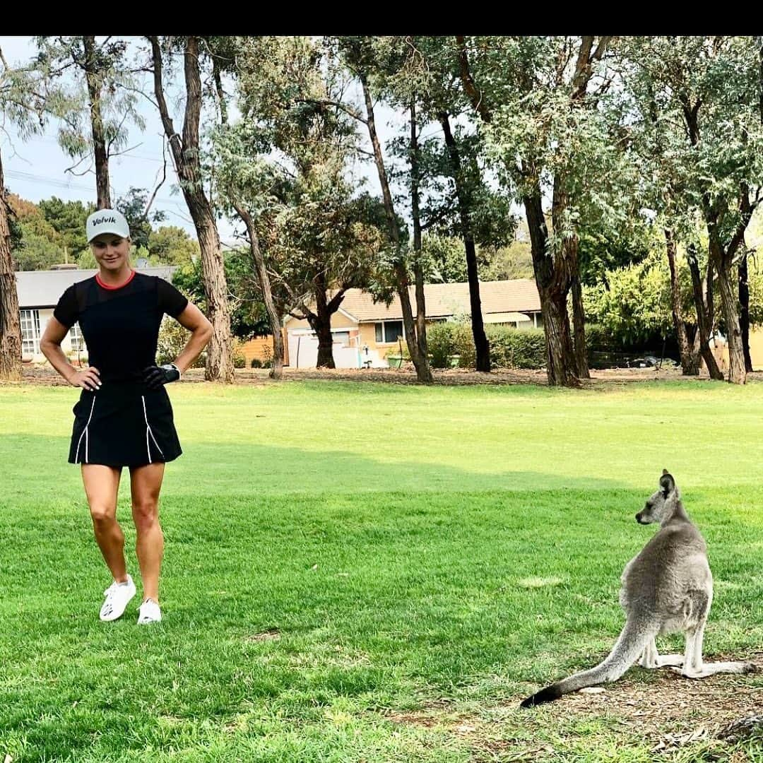 カーリー・ブースさんのインスタグラム写真 - (カーリー・ブースInstagram)「#tbt to who has more attitude 😀 #australia #golf #kangaroo」4月6日 21時16分 - carlyabooth