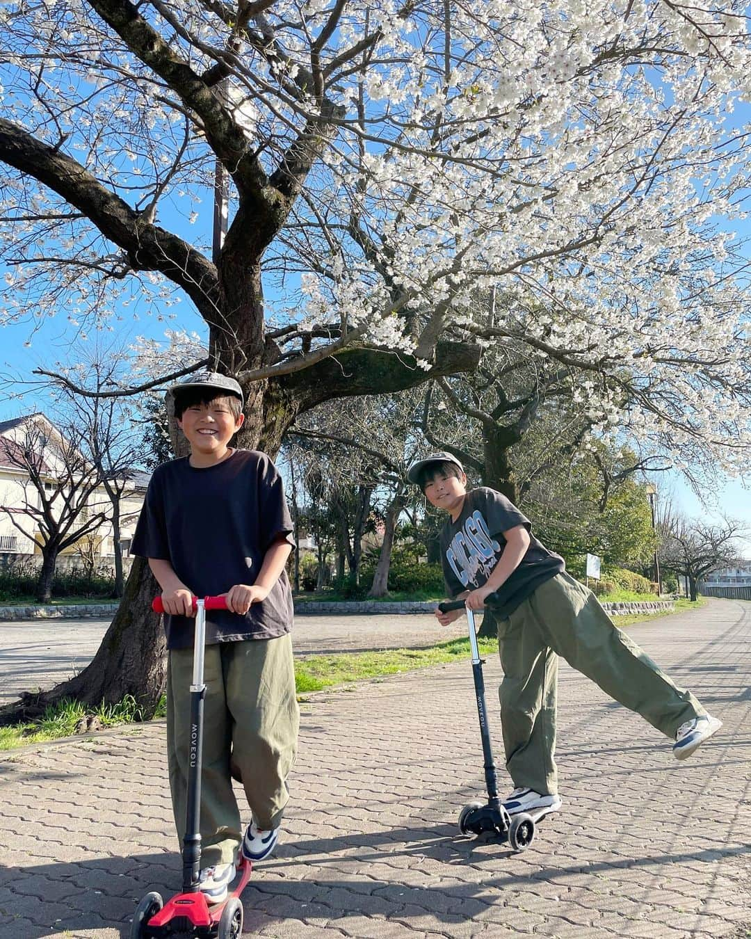 ᴋᴀɴᴀᴋöのインスタグラム：「今日から 新5年生👦🏻👦🏻🌸 新しいクラスでも、楽しく過ごせますように🫶🏻🌈✨  🛴🔖→ @movegu_official ハンドルの高さも簡単に変えられるし、折りたためてコンパクトに収納できるキックスクーター🙆🏻‍♀️✨　　　  4歳〜12歳まで対応だから 長く乗れるのも嬉しい😎💯  タイヤ🛞が光るところも 子どもが喜ぶポイントだよね🌈公園やお散歩にも大活躍してます💫  #MOVEGU#pr#キックスクーター#キックボード#🛴」