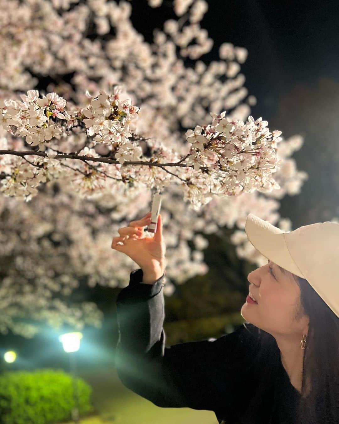 吉田朱里のインスタグラム：「今年も大阪城の桜見れた🏯🌸 @bidol_official リニューアル記念につやぷるリップと桜を撮りました🥰 . 去年も大阪城に桜を見に行ったけど、全然人がいなくて、 何だか寂しそうに咲いてるように見えたけど、 今年はみんなでワイワイしながら お花見してる人もたくさんいて 同じ場所に咲いてる同じ桜なのに、全然違って見えて、より美しく咲いてるように見えました🌸 . マスクしてる人も少なくて 人の表情や笑顔がちゃんと見えるってなんだか良いなって感じました🌸🌸 . 昨日からお仕事で東京に来たんですが、目黒川の桜も見れたら良いな〜と思って、車で通りかかったけど、ほぼ散ってて残念でした😂笑 . 今年の桜は早かったね🌸 . 来年の桜はどんな風に 見えるのかな〜 新年度みんなで頑張っていきましょうね！」