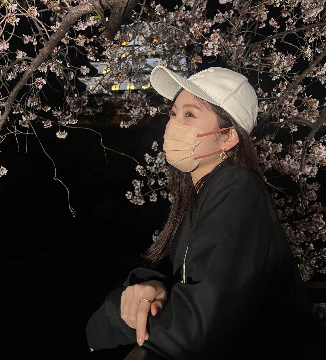 吉田朱里さんのインスタグラム写真 - (吉田朱里Instagram)「今年も大阪城の桜見れた🏯🌸 @bidol_official リニューアル記念につやぷるリップと桜を撮りました🥰 . 去年も大阪城に桜を見に行ったけど、全然人がいなくて、 何だか寂しそうに咲いてるように見えたけど、 今年はみんなでワイワイしながら お花見してる人もたくさんいて 同じ場所に咲いてる同じ桜なのに、全然違って見えて、より美しく咲いてるように見えました🌸 . マスクしてる人も少なくて 人の表情や笑顔がちゃんと見えるってなんだか良いなって感じました🌸🌸 . 昨日からお仕事で東京に来たんですが、目黒川の桜も見れたら良いな〜と思って、車で通りかかったけど、ほぼ散ってて残念でした😂笑 . 今年の桜は早かったね🌸 . 来年の桜はどんな風に 見えるのかな〜 新年度みんなで頑張っていきましょうね！」4月6日 21時19分 - _yoshida_akari