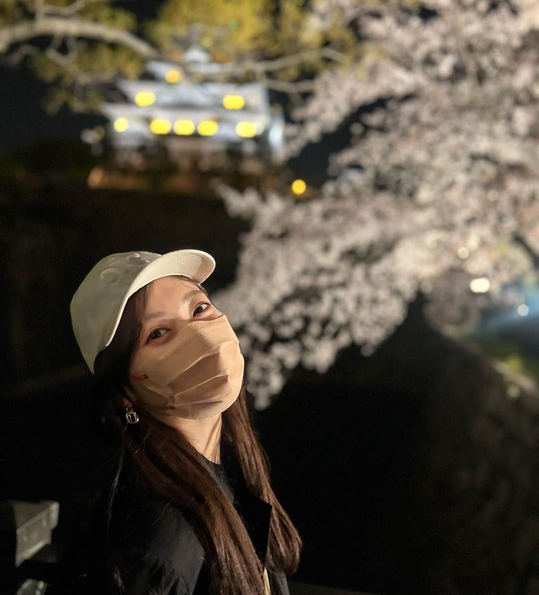 吉田朱里さんのインスタグラム写真 - (吉田朱里Instagram)「今年も大阪城の桜見れた🏯🌸 @bidol_official リニューアル記念につやぷるリップと桜を撮りました🥰 . 去年も大阪城に桜を見に行ったけど、全然人がいなくて、 何だか寂しそうに咲いてるように見えたけど、 今年はみんなでワイワイしながら お花見してる人もたくさんいて 同じ場所に咲いてる同じ桜なのに、全然違って見えて、より美しく咲いてるように見えました🌸 . マスクしてる人も少なくて 人の表情や笑顔がちゃんと見えるってなんだか良いなって感じました🌸🌸 . 昨日からお仕事で東京に来たんですが、目黒川の桜も見れたら良いな〜と思って、車で通りかかったけど、ほぼ散ってて残念でした😂笑 . 今年の桜は早かったね🌸 . 来年の桜はどんな風に 見えるのかな〜 新年度みんなで頑張っていきましょうね！」4月6日 21時19分 - _yoshida_akari