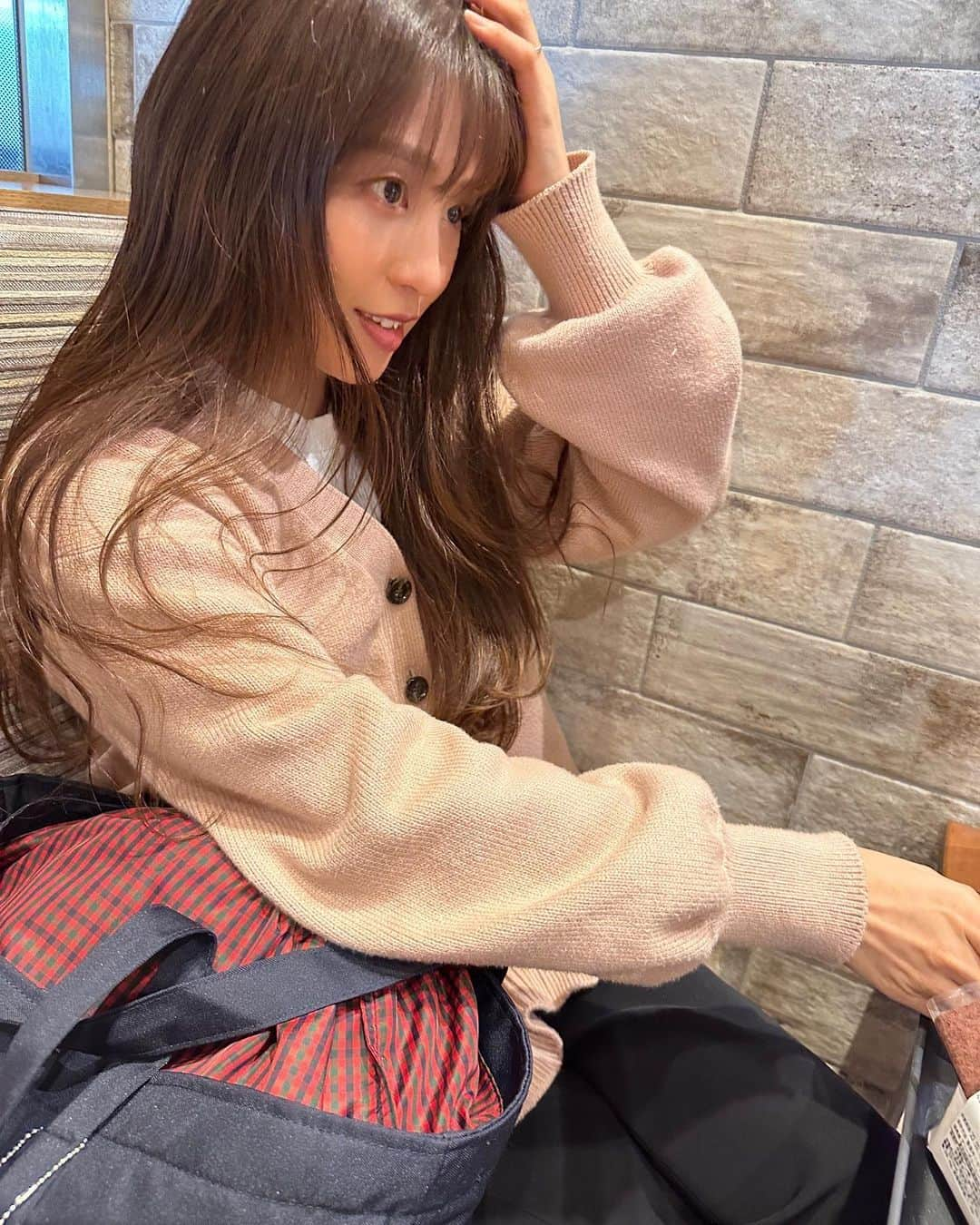 岡副麻希さんのインスタグラム写真 - (岡副麻希Instagram)「. 私がいると散らかるという噂🥺 そしていつも荷物はぱんぱんです ⁡ ⁡ #髪は巻いてなくても #こんな感じ #くせ毛 #半目 #🤷🏽‍♀️🤷🏽‍♀️🤷🏽‍♀️ ⁡ ⁡」4月6日 21時21分 - maki_okazoe_official