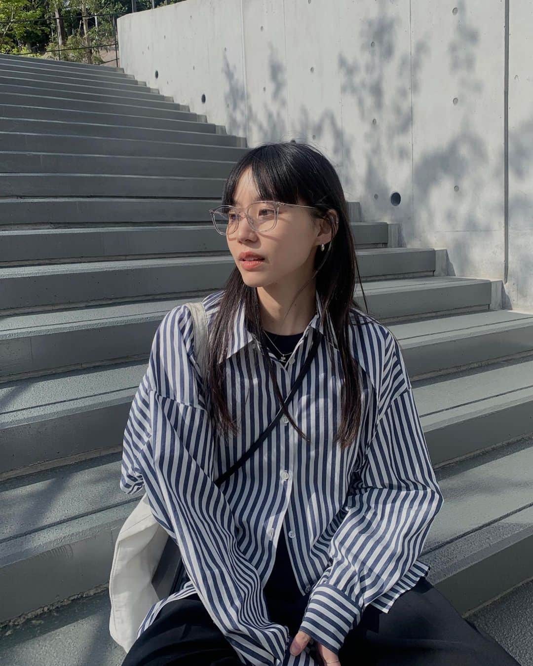 Shiho Sasakiのインスタグラム：「ブルーストライプが好きすぎて ローソンの制服着こなせる自信あります👔🤚🏻  #私服」