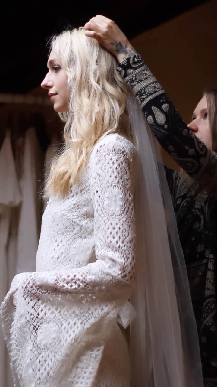 ミナのインスタグラム：「Miina Laitsaari, the director of Indiebride London, joined the bridal brand as an intern in the Autumn of 2010. She became an Indiebride dressmaker and then the studio manager shortly after. In 2019 she was presented with the opportunity to acquire the business. It goes without saying, it didn’t take much persuasion for Miina to make one of the most epic decisions of her entire life and take over the business she loves so dearly.  #IndiebrideLondon #LondonWeddingDresses #SustainableWeddings」