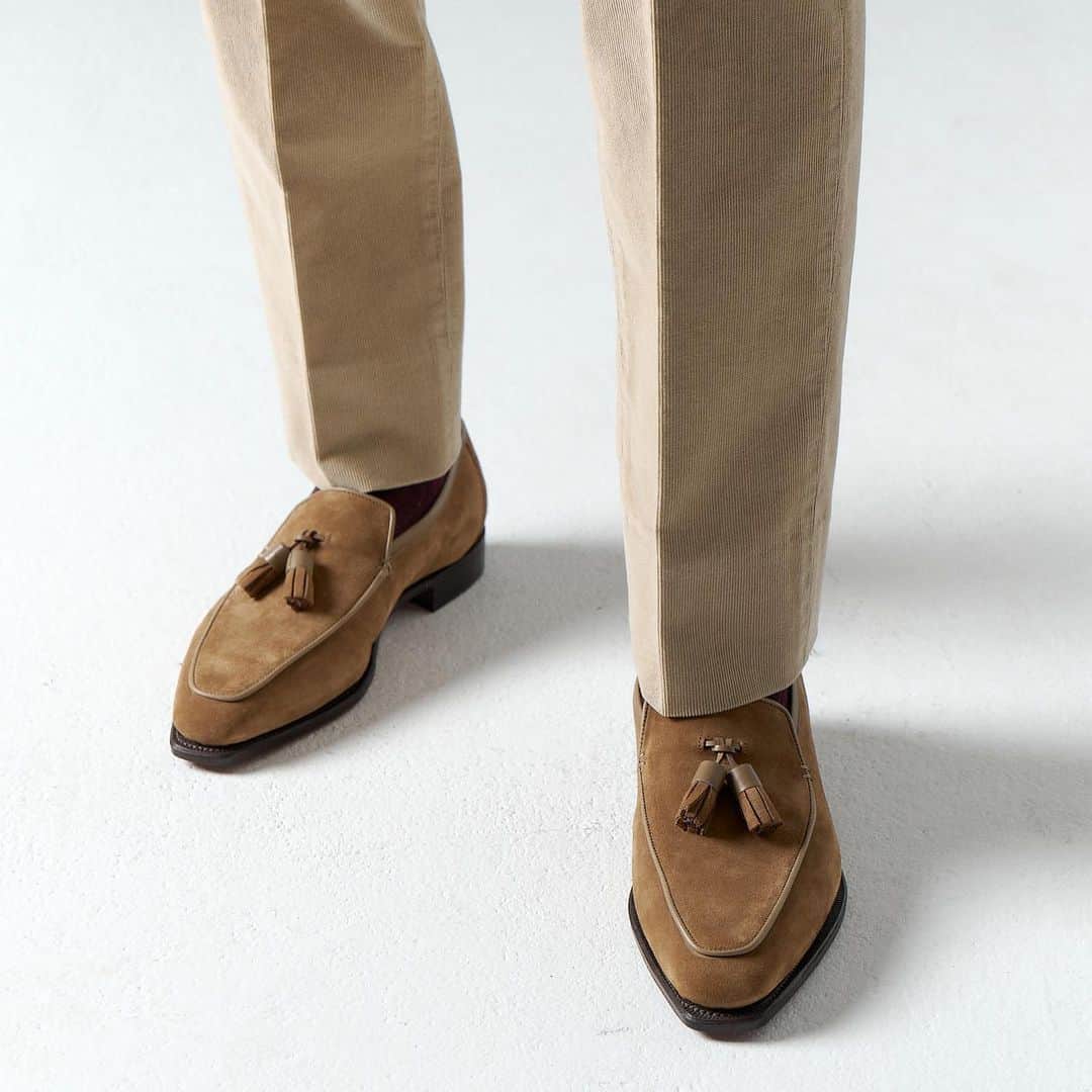 コルテのインスタグラム：「[In a world full of trends, I want to be a classic]  Dover Tassel Loafer in suede leather, Color : Castor Made in Beaupréau-en-Mauges (West of France)  Available in store and online www.corthay.com  📸 by @corthay_korea #corthay #classicshoes #madeinfrance」