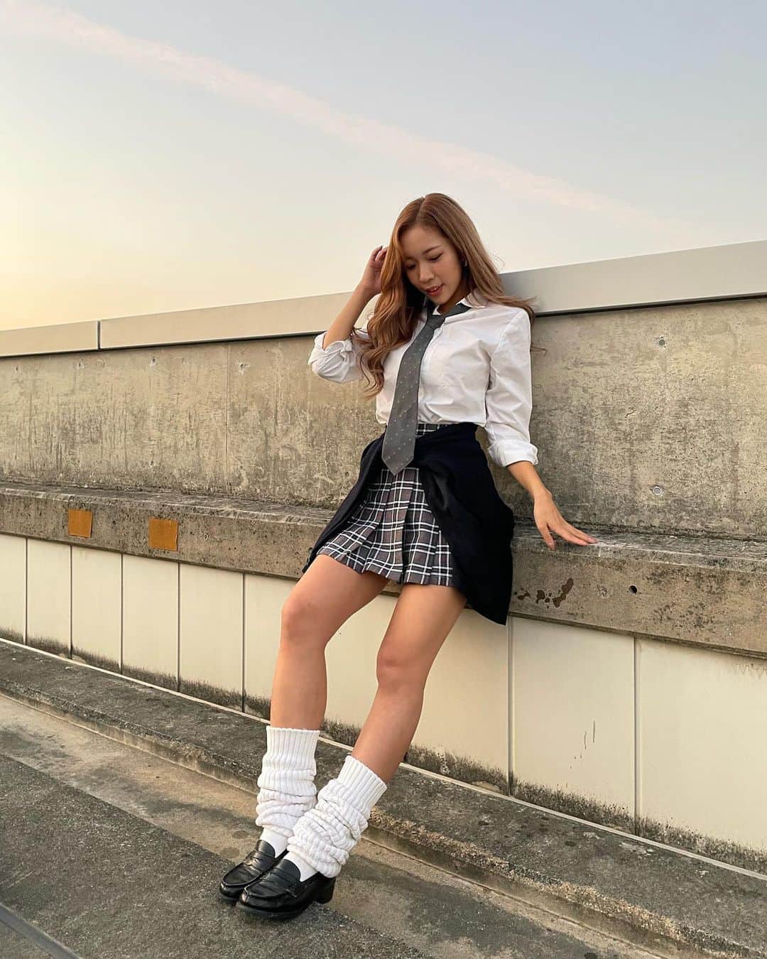 山本紗愛のインスタグラム：「ギャル🤘 . . . . . #山本紗愛 #やまもとさな #名古屋のアイドル #おーえすゆー #OSU #idol #フォロワー様大募集 #followｍe #グラビアアイドル  #グラビア自撮り部 #撮影会 #グラビア撮影 #太ももフェチにはたまらない  #太もも #脚フェチさんへ #ふとももムチムチ#ギャル#制服#制服コスプレ#ルーズソックス」