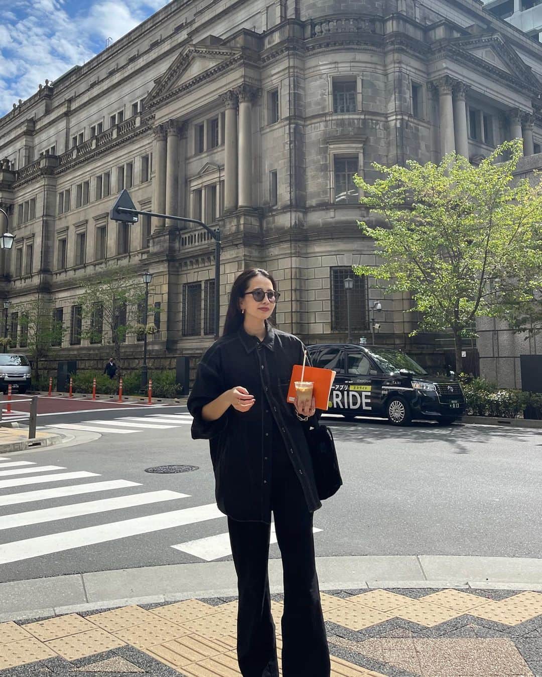 小嶋梨奈のインスタグラム：「きょう。 一息つこうとラテ買って外出たら 曇り空がぴかーんと晴れてた。うれしー  #春服 #コーディネート #シャツ #パンツ」