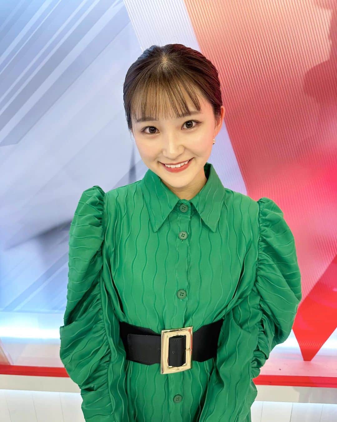 加藤早和子のインスタグラム：「.  とってもお気に入り👗  朝会社に行ったら 視聴者の方からお手紙が届いていて 嬉しい気持ちになりました🌸  至らない点も沢山あるかと思いますが 岩手のスポーツ情報を たっぷりお伝えしていきますので  岩手県民のみなさま これからよろしくお願いします！！  . . #岩手 #盛岡 #岩手スポーツ #キャスター #アナウンサー #スポーツキャスター #スポーツ #新人 #新人キャスター #アナウンサー #おばんですいわて #ワンピース #衣装 #wildlily #green」