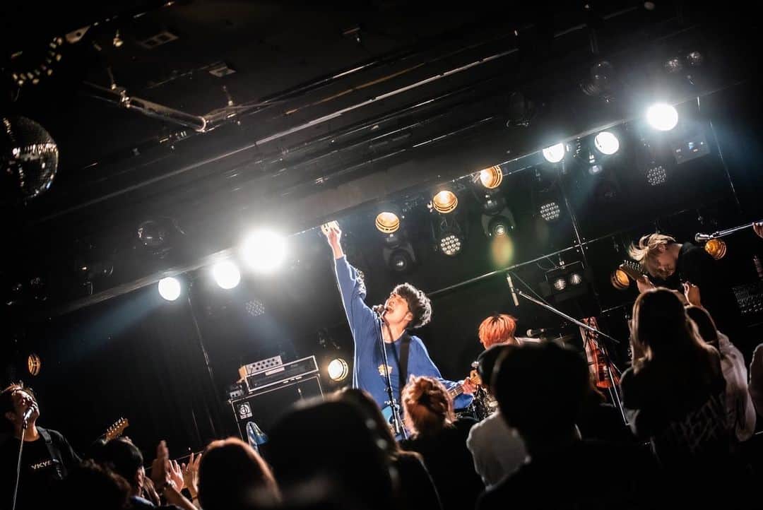VOI SQUARE CATさんのインスタグラム写真 - (VOI SQUARE CATInstagram)「2023.4.1 大阪 アメリカ村BEYOND CHASED presents ｢TERRA COMBAT｣  #セトリ 1.フルボリューム 2.有名人になりたくて 3.冷炎 4.bravery 5.ネコカブリダンス 6.DIVE  photo by @lyyyyycoris761   #voisquarecat #ぼいすく#バンド #音楽 #ベース #ベースボーカル #ロック #ロックバンド #ライブバンド #ライブ #音楽 #music #rock #大阪 #アメリカ村 #BEYOND #CHASED #ライブ写真 #邦ロック」4月6日 21時34分 - voisquarecat
