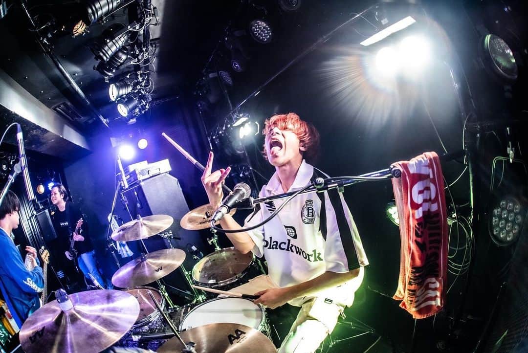 VOI SQUARE CATさんのインスタグラム写真 - (VOI SQUARE CATInstagram)「2023.4.1 大阪 アメリカ村BEYOND CHASED presents ｢TERRA COMBAT｣  #セトリ 1.フルボリューム 2.有名人になりたくて 3.冷炎 4.bravery 5.ネコカブリダンス 6.DIVE  photo by @lyyyyycoris761   #voisquarecat #ぼいすく#バンド #音楽 #ベース #ベースボーカル #ロック #ロックバンド #ライブバンド #ライブ #音楽 #music #rock #大阪 #アメリカ村 #BEYOND #CHASED #ライブ写真 #邦ロック」4月6日 21時34分 - voisquarecat