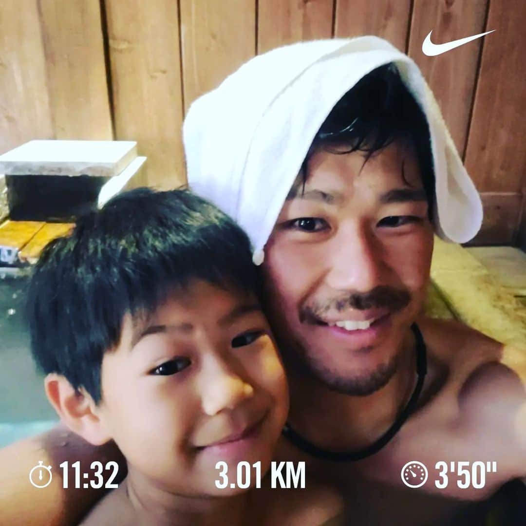 三田尚央のインスタグラム：「夜ラン‼️‼️(3km時短ラン😁✨)  今日もやる気が出なかったので、距離を短くして肺に負荷をかけてきた。 足の方はとりあえずランするに関しては大丈夫だけど身体がついていかないな(T-T) けどそれなりのペースでいけたし良かった(^^)✌️ とりあえずナイストレーニング☀️☀️  31歳目標達成目指して頑張ります☀️ 積み重ね大事❗ 継続あるのみ(^^) 健康一番‼️‼️  最高の思い出❕  日々成長❕ 日々挑戦❕ 日々感謝❕  #ランニング #目指せフルマラソン #日々成長 #日々挑戦 #日々感謝 #4月 #息子 #娘 #家族 #31歳 #instagram  #目標 #筋トレ #ダイエット #ストレッチ #トレーニング #メンタル #NIKE #ラン #夜ラン #フルマラソン #ハーフマラソン #頑張ります #笑顔 #ビール #サッカー #3kmラン #新年度 #春 #桜」