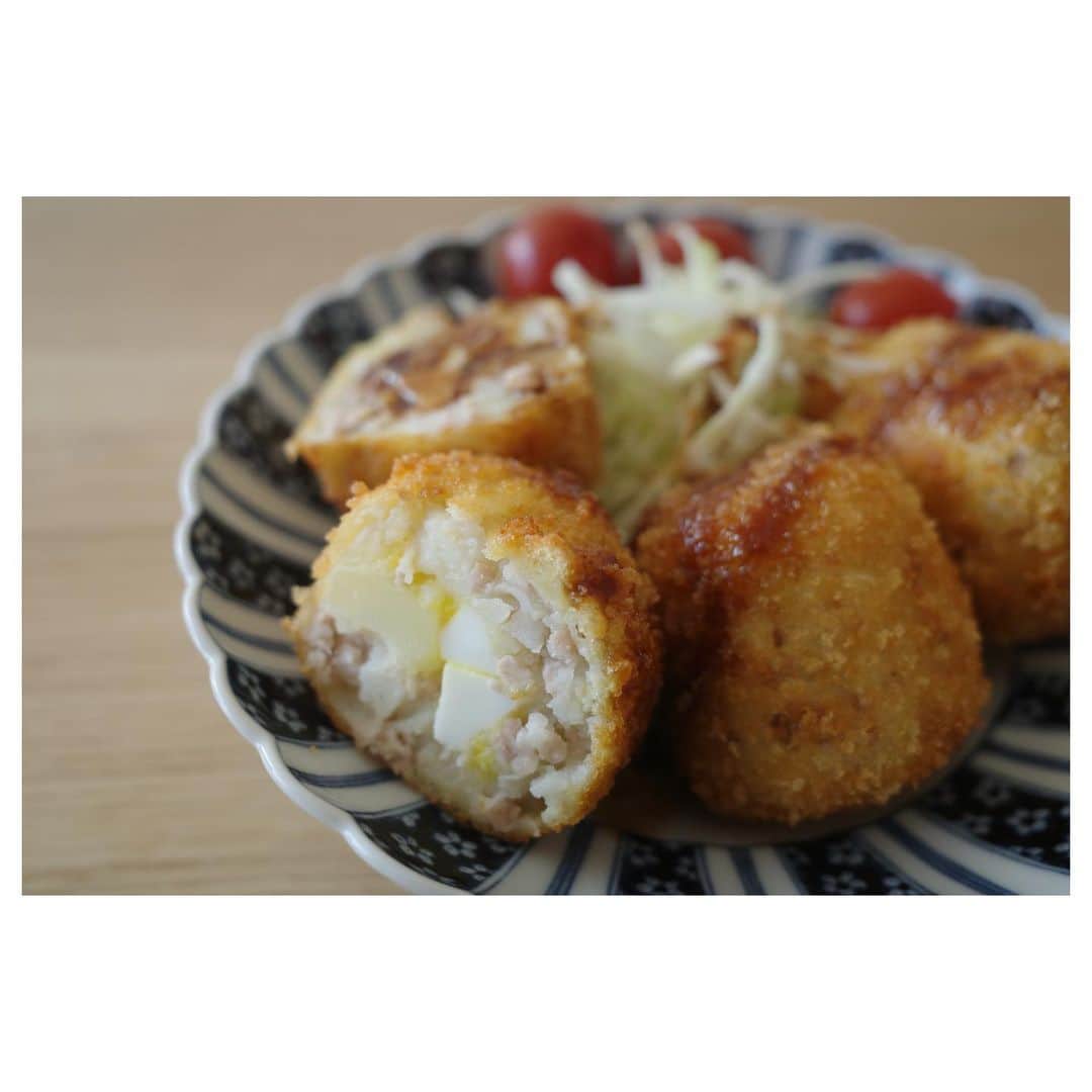のインスタグラム：「* 今夜は娘が夕飯時にお箸を持ったまま寝てしまったので...  起こさずにベッドへ(歯は磨いて欲しかった...) 正確には何度も起こしたけど全く起きる様子が無かったのです  からだも大きくてしっかりしているはずなのに、体力がついてきたはずなのに、わが娘はよく眠たがります💤 何故でしょうか  そして、朝はなかなか起きてくれません  写真は先日一緒に作ったコロッケ 新じゃがの美味しい季節ですね𓂃  高垣家のコロッケはゆで卵入りです☺︎ * #新じゃが #コロッケ」