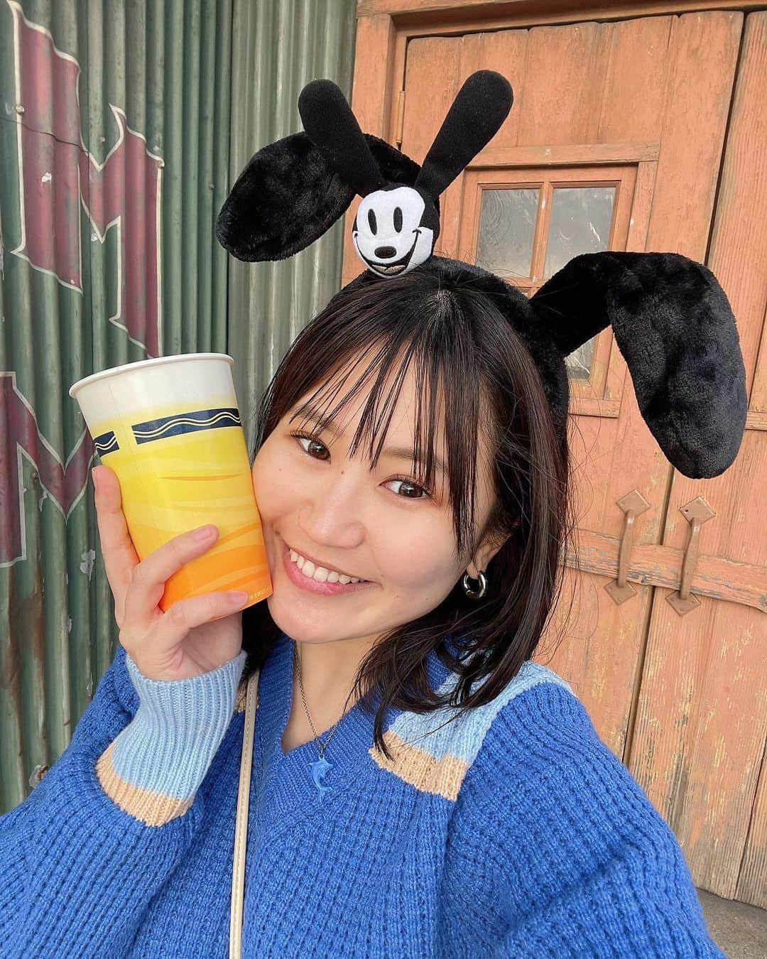 大関れいかのインスタグラム：「. じどり🧤 ひっさしぶりにディズニー🐭❤️‍🔥 もう歳なのかすぐ疲れちまう笑 着いてすぐビール飲んじゃうし🍺 美味かった。！！ (体力なくて食って飲んでで終わりました)」