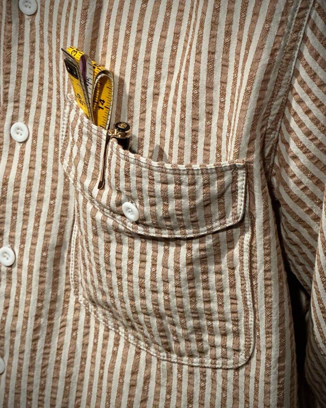 BEAMS+さんのインスタグラム写真 - (BEAMS+Instagram)「・ BEAMS PLUS RECOMMEND.  < BEAMS PLUS >  "Cotton Dobby Seersucker Work Shirt "  Yarn-dyed cool dobby stripe soccer fabric is used. Crafted from materials with vintage details from the 1940s. Yarn-dyed seersucker fabric is a cool material that touches the skin less.  -------------------------------------  先染めの涼感のあるドビーストライプのサッカー生地を使用。1940年代のヴィンテージのディテールを取り入れながら素材から作製。先染めのシアサッカー生地は肌へのタッチ面が少なく涼感のある素材です。  #beams #beamsplus #beamsplusharajuku  #harajuku #mensfashion #mensstyle #stylepoln #menswear #workshirt #seersucker #dobby」4月6日 21時49分 - beams_plus_harajuku