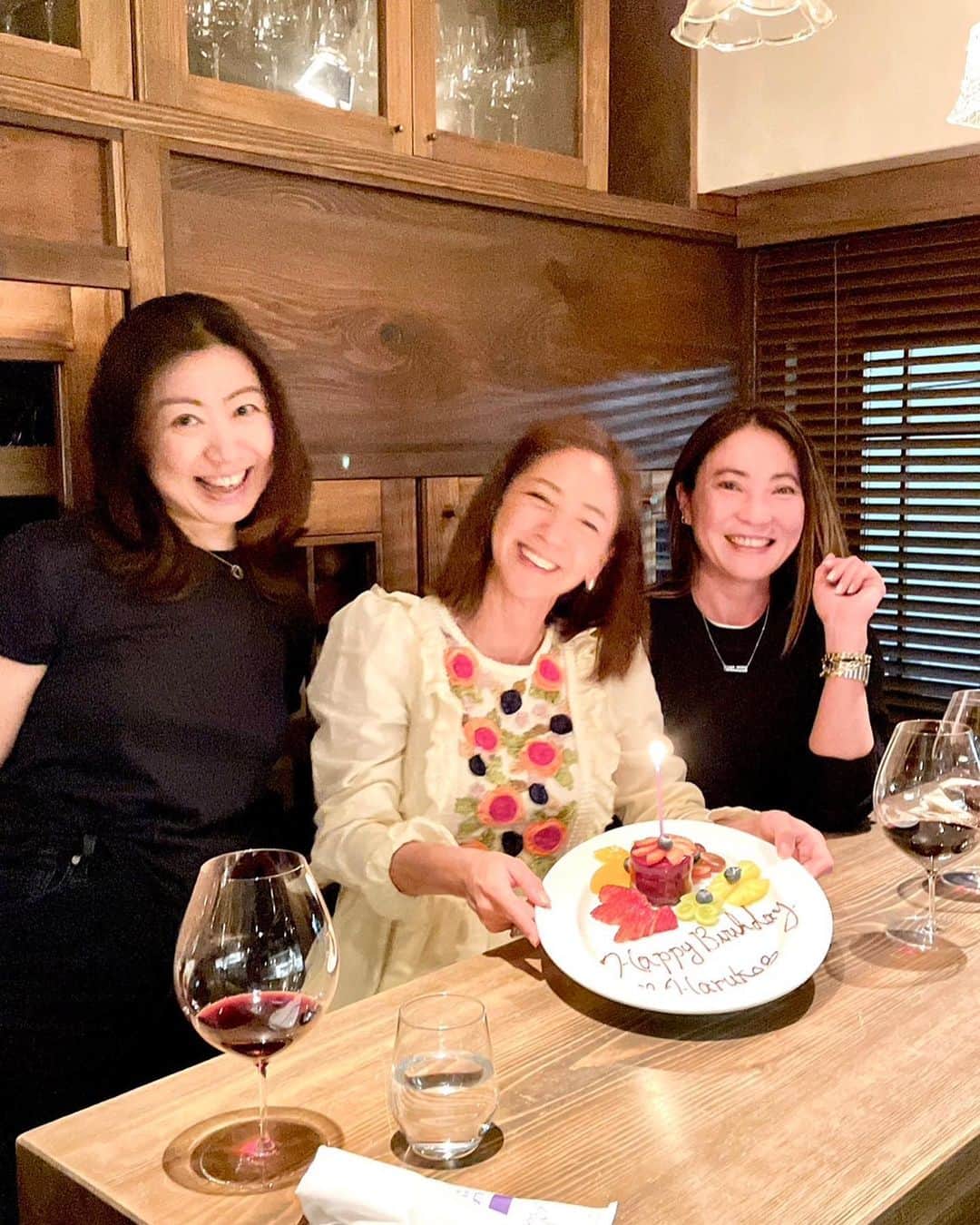 HARUKO（真木明子）のインスタグラム：「お誕生日やろって言われて ローレンとPGブラでテンパるから約束したのは2ヶ後。w  小学生からの同級生と 中学生からの同級生MIXの私達 @naofucci  @m.ma.mais.instaaccount   改めて マイペースな人生っていいなと思う夜でした😊」