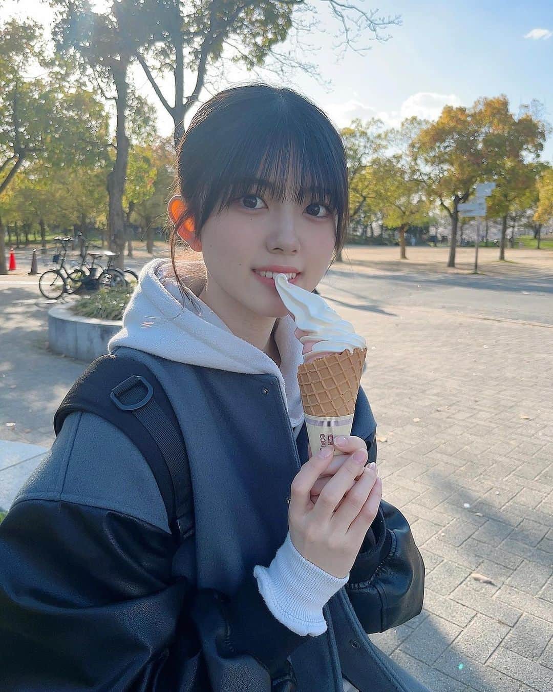 のインスタグラム：「⌇ 𝗍𝗂𝗅𝗍 ⁡ ⁡ 知覚過敏と猫舌の二刀流です^_− ☆ ⁡ やっぱ甘い食べ物ってイイナ！‪🍦‬🤍 ⁡ ⁡ #05 #idol #nmb #jk #アイドル  #アイスクリーム #かなり傾いてる #icecream」
