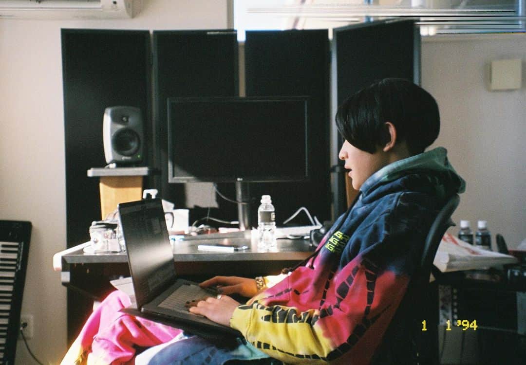 のインスタグラム：「. 『不思議な国のアリス』  元々曲のベースになるメロディや イメージはかなり前からあって、しばらく寝かしていて、 ちょうど1年前の春に上京してきてから今まで、 たくさんの経験を経て、ふとスタジオに一人で入った時に歌詞を書いて完成になった恋愛ソングになってます。  この曲を作るにあたって色々な想いがありました。 …簡単に話せるようなものでもないけど。笑  この曲にはたくさんの意味が込められています。 "不思議の国のアリス"という有名な物語がありますが(僕は観たことないけれど笑)、誰でも知ってる物語だし、あのアリス！って感じているかと思います。  でも、僕みたいに物語をちゃんと知らない人間からすると、"アリス"は、ただの普通の女の子の一人でしかないんですよ。  どんなに知名度のある有名な人や、偉大な人だとしても、普通の人間と変わらないし、ロボットじゃないんだから失敗だってします。  そういう考えや価値観など、自分の抱いた感情や実体験など、たくさんの意味を噛み砕き合いて、lyricにした曲です！」