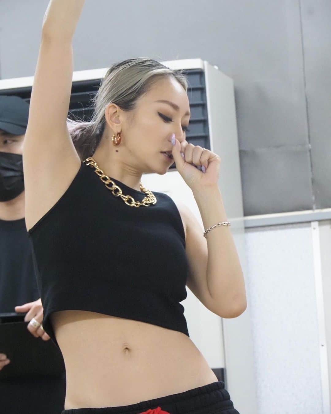 倖田來未のインスタグラム：「. 昨日LAから帰国からの早速、週末の愛知公演の復習リハーサルでした！！ ⁡ かっこいい人たちを見ると燃えます！ 私も自分磨きっがんばるっ！ということで、珍しく筋トレしてみたりした爆 最後に筋トレ動画入れておきます、、 ⁡ いろんな世界を見て、自分を見返す良い機会だったと改めて感じました！！ ⁡ ps ジャンピング！ 座布団10枚！山田くん持ってきてー状態！笑 ⁡ #rehearsal #KODATOUR23 #kodakumi #倖田來未」