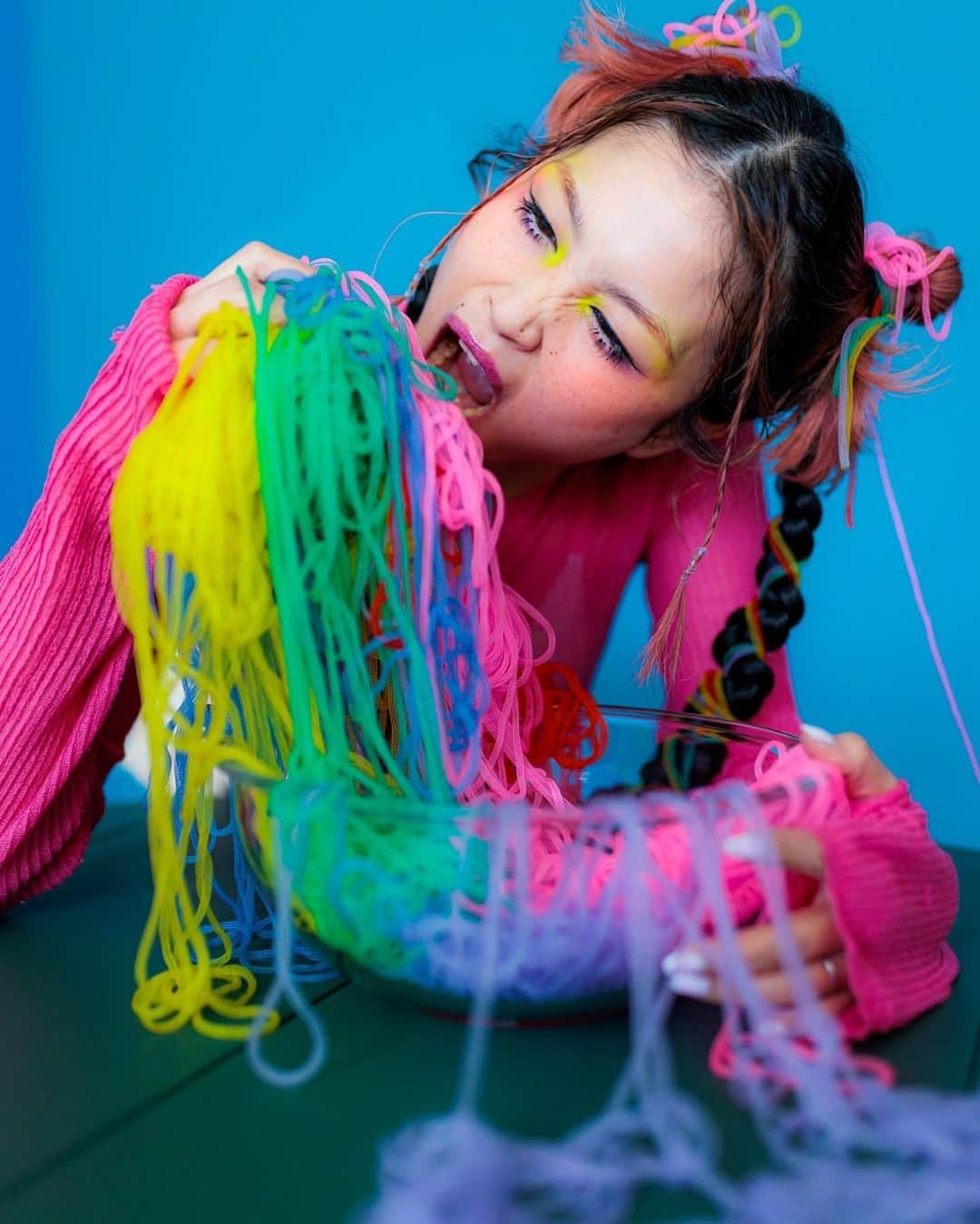 HARUKA MUTOのインスタグラム：「"𝐆𝐢𝐯𝐞 𝐌𝐞 𝐑𝐚𝐢𝐧𝐛𝐨𝐰 𝐏𝐚𝐬𝐭𝐚"🍝  New Photo Art Works🎨  model: @haruka_muto  Photographer: @ayacameratokyo  hairmake: @luna__nide   カラフルな色合いで撮りたくて。 そしてpopでuniqueで🌈 可愛すぎるナイロン毛糸をayaさんが用意してくれ、 そしたら食べるしか無いっしょ！  lunaちゃんのカラフルメイクは最高にcuteで🍋💚  新たな自分になれるってのは 最高に楽しいよね。  Pop, Colorful, Unique!!!🌈  We hope you enjoy it💙💗💚💛  続々とアップしていきます✨ 　 #photoart #photography #popart #photo #photooftheday #colorful #ootd #photowork #makeup #hairstyle #hairmake  #作品撮り #ポップアート」