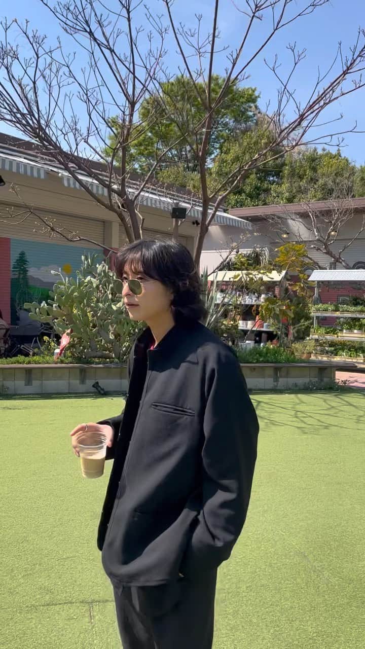 上野一稀のインスタグラム：「・ park! ・ I like to lay down in a park or on the lawn without thinking about anything in particular. ・ ・ ・  ・ ・ ・ ・ ・ ・ ・ ・ #メンズファッションコーデ #メンズファッションコーディネート #ユニセックスファッション #サングラスコーデ #乃木坂カフェ #春服コーデ #春服コーディネート」