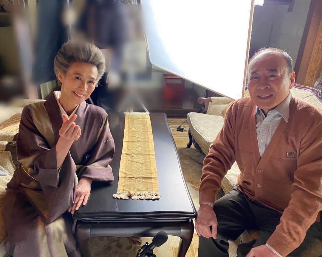 萬田久子のインスタグラム：「百目鬼村の総領と村長のprivate time☕️  フジテレビ 『絶対！見たくな〜るTV』 4月7日(金)24時55分〜25時05分放送 是非ご覧くださいませ♪  #フジテレビ  #土ドラ  #グランマの憂鬱  #ドラマの魅力を紹介 #モト冬樹 さん #巳碧 さん #マジシャン  #萬田久子 #HISAKOMANDA」