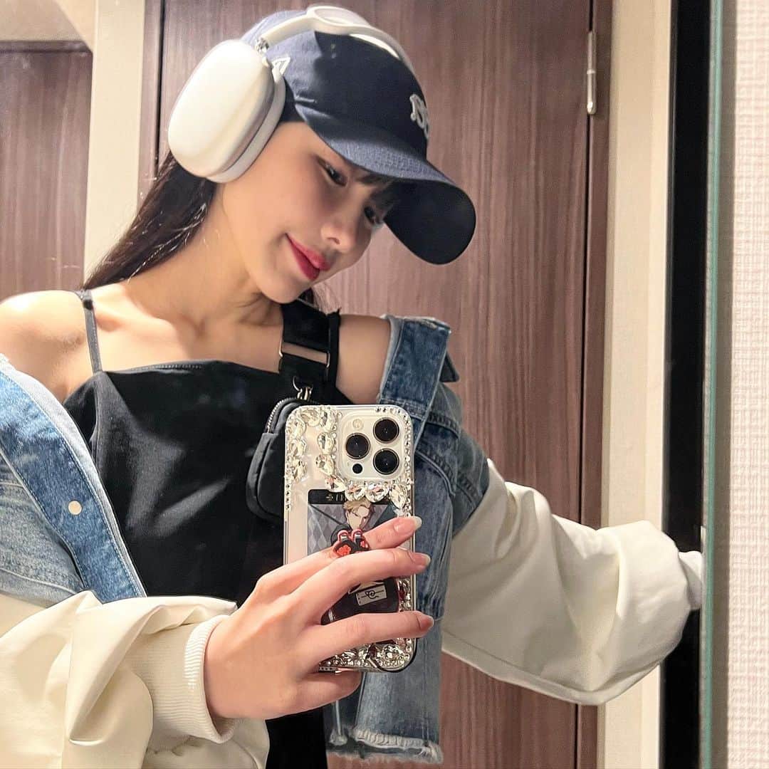 えみ姉のインスタグラム：「ㅤ 鏡きたな 📸🖤 ㅤㅤ 毎日この鏡に手置いて靴履くから指紋まみれ！乙 ㅤ (๑⃙⃘‾᷄ །། ‾᷅๑⃙⃘) ㅤ」