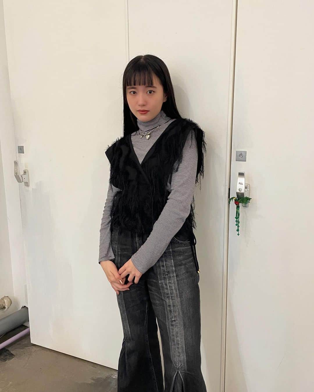 みこのインスタグラム：「BLACKみこコーデ 🖤🖤  New Tops 🖤@leinwande_official  #leinwande #春服コーデ」