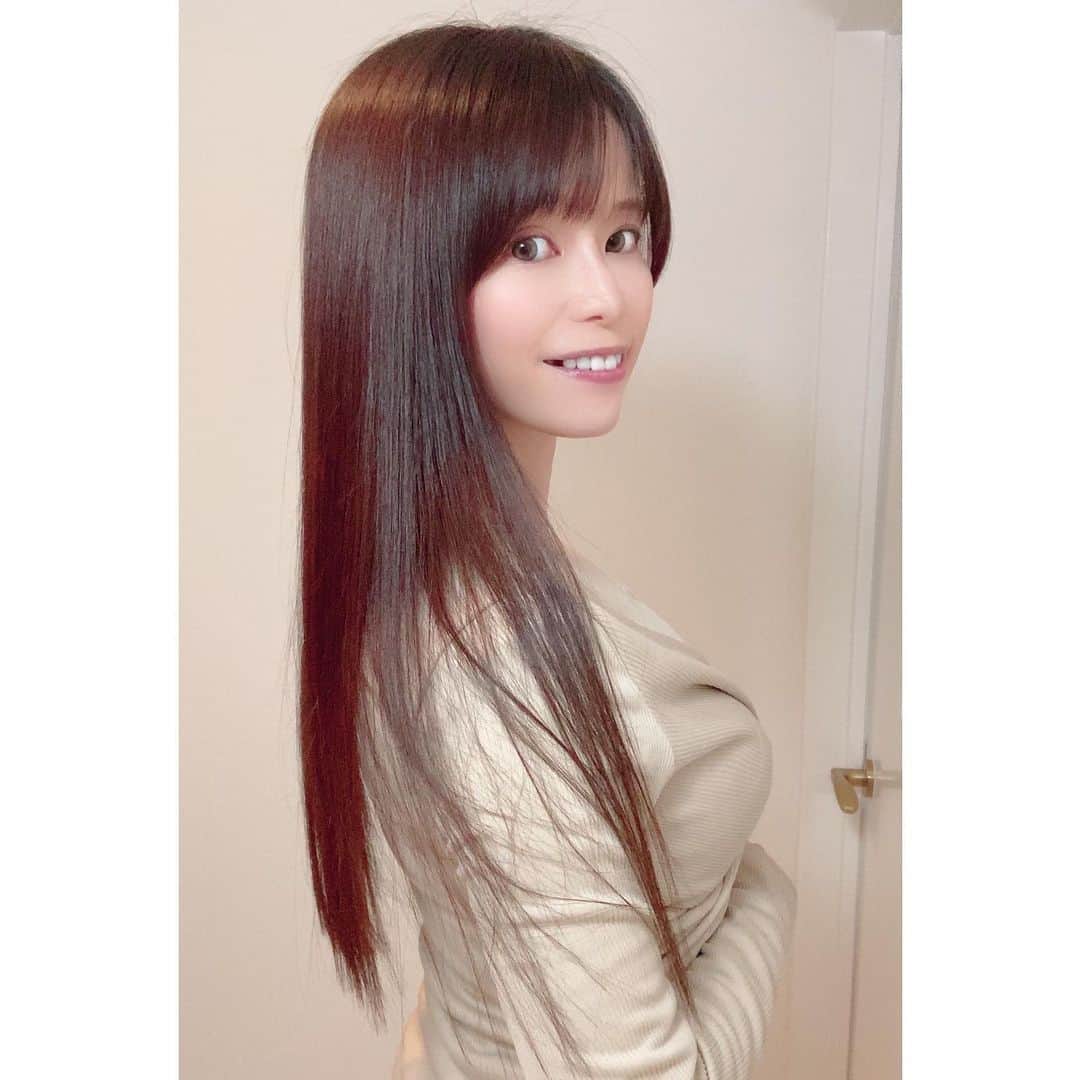 春奈芽衣のインスタグラム：「撮影会が続くので美容院へ行って来ました💇‍♀️✨ ツヤツヤになって嬉しい💗  #美容院帰り  #桜木町 #酸熱トリートメント #ロングヘア #ロングヘアスタイル  #hairtreatment #hairsalon  #longhair  #japanesemodel  #asianmodel」