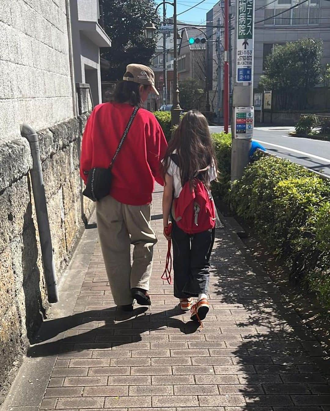 渡辺真起子さんのインスタグラム写真 - (渡辺真起子Instagram)「お付き合いありがとう。 愛しの姪っ子。  From 70’sのNIKEのバックパックは弟の物。 きっと凄く欲しがって手に入れた物だったのではないかと姉は思った。 母が大切にしまっていたから。  Switch の小さな携帯ラジオとNIKEを甥と姪に。  大切なのは物じゃない。 貴方達のお父さんとおばあちゃんの間にあった時間だと叔母は思うの。  彼等の人生が愉快で優しくタフでありますようにと願うばかり。  新学期、スタート🌸」4月6日 21時53分 - watanabe_makiko