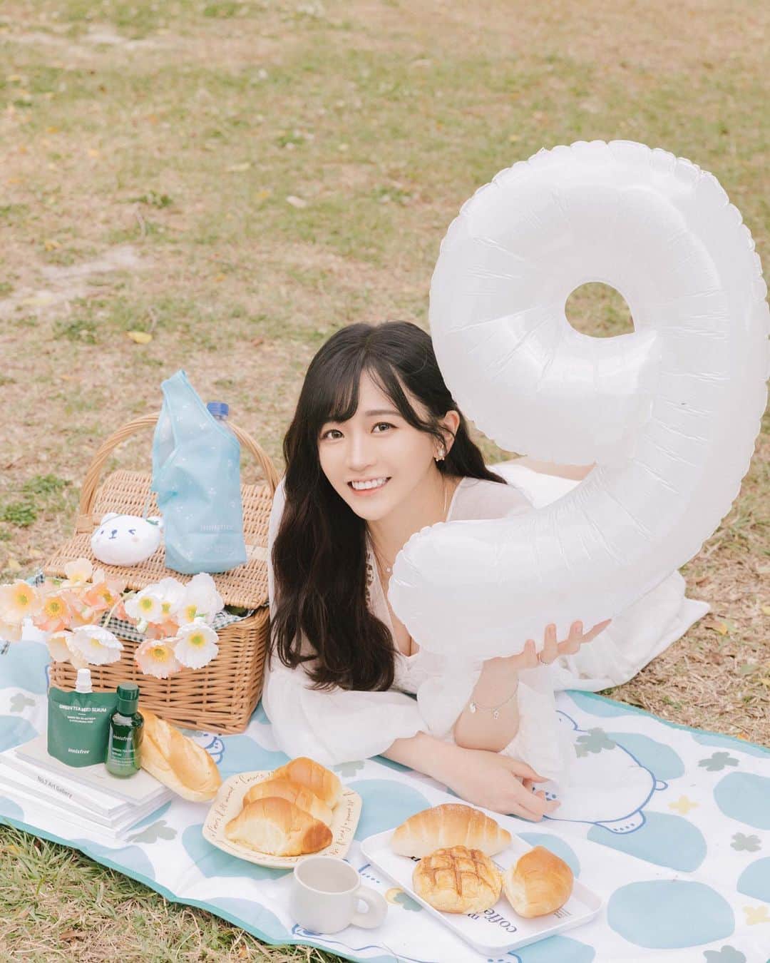 陳語謙のインスタグラム：「走～走～走走走～一同去郊遊🌱 四月是幸福的生日月𐂐๑⃙⃘◡̈๑⃙⃘𐂐🎂 （一樣牡羊的夥伴在哪兒～～～📢  帶了超萌的給西來野餐🫧 \慶祝 @innisfreetaiwan 來台九週年啦/ INNISFREE特別和超可愛的 #白白日記 聯名推出限量贈品.ᐟ 有超實用的大頭萌杯帶等你來領 還有很推的放鬆野餐墊～和白白一起在陽光下太療癒了～  說到INNISFREE你們會想到什麼產品呢ॽ͙ॽ͙ॽ͙ 我想到的是他們的明星產品-綠茶保濕精華🍵 (味道聞起來很舒服～～～) 喜歡它的質地 非常水潤、吸收快速清爽不黏膩 我的膚質是混合偏乾性肌～ 綠茶保濕鎖水💦讓肌膚油水平衡超喜歡～ 而且今年全新推出⊹環保補充包♻️⊹ 之後補貨更方便又環保了.ᐟ （現在購買綠茶籽保濕精華正貨+補充包享組合優惠，CP值超高）  INNISFREE X 白白日記 9週年超萌限量滿額贈 滿 $1,500 即贈 大頭萌杯袋 滿 $3,500 加贈 放鬆野餐墊 快來一起把它們帶回家～  #innisfreetaiwan #綠茶籽保濕精華 #綠茶籽保濕霜 #補水神器」