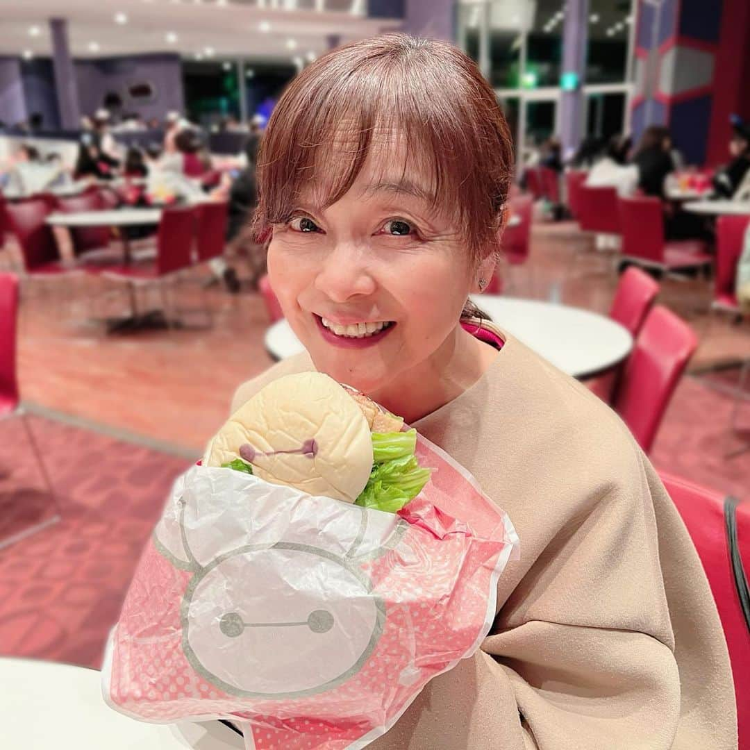 日髙のり子さんのインスタグラム写真 - (日髙のり子Instagram)「🎈 行って来ましたよ〜✨夢の国 #東京ディズニーランド 🎵 1番の目的は #プーさんのハニーハント 🍯 実は私、#くまのプーさん が大好きなのです🐻💕 キャラクターも好きですが、あのおっとりした雰囲気と自分の心に正直なところが大好きです❤️ “何にもしない” を楽しむ…そういう日を大切にするなんて、社会人にはなかなか出来ないことですよね？ そんなのんびりな、自由な生き方に憧れています😍✨ ⁡ 夢の国に入ったら全力で楽しみます🥳 「#ジャンボリミッキー！」も、もちろん全力‼️💃 張り切って踊ったら、肩凝りが少し良くなった気がしました☺️笑 ⁡ 今回は #ミニー ちゃんにも会いましたよ🥰 めちゃめちゃテンションが上がりました〜⤴️⤴️ 会えるとこんなに嬉しいなんて、やっぱりミニーちゃんはスターなのですね💫 ツーショットのお写真はミニーちゃんのポーズに合わせてみました📷✨ キャストのお姉さんに「凄いっ！決まってる！！」って褒められちゃった〜♪ イェーイ✌️😆✨ ⁡ ものすごく楽しくて、良い気分転換になりました☺️ またリフレッシュしに行きたいな😌  #Disney #ディズニー #TokyoDisneyland #東京ディズニーリゾート40周年 #🐭 #🏰」4月6日 21時55分 - nonko_hidaka531