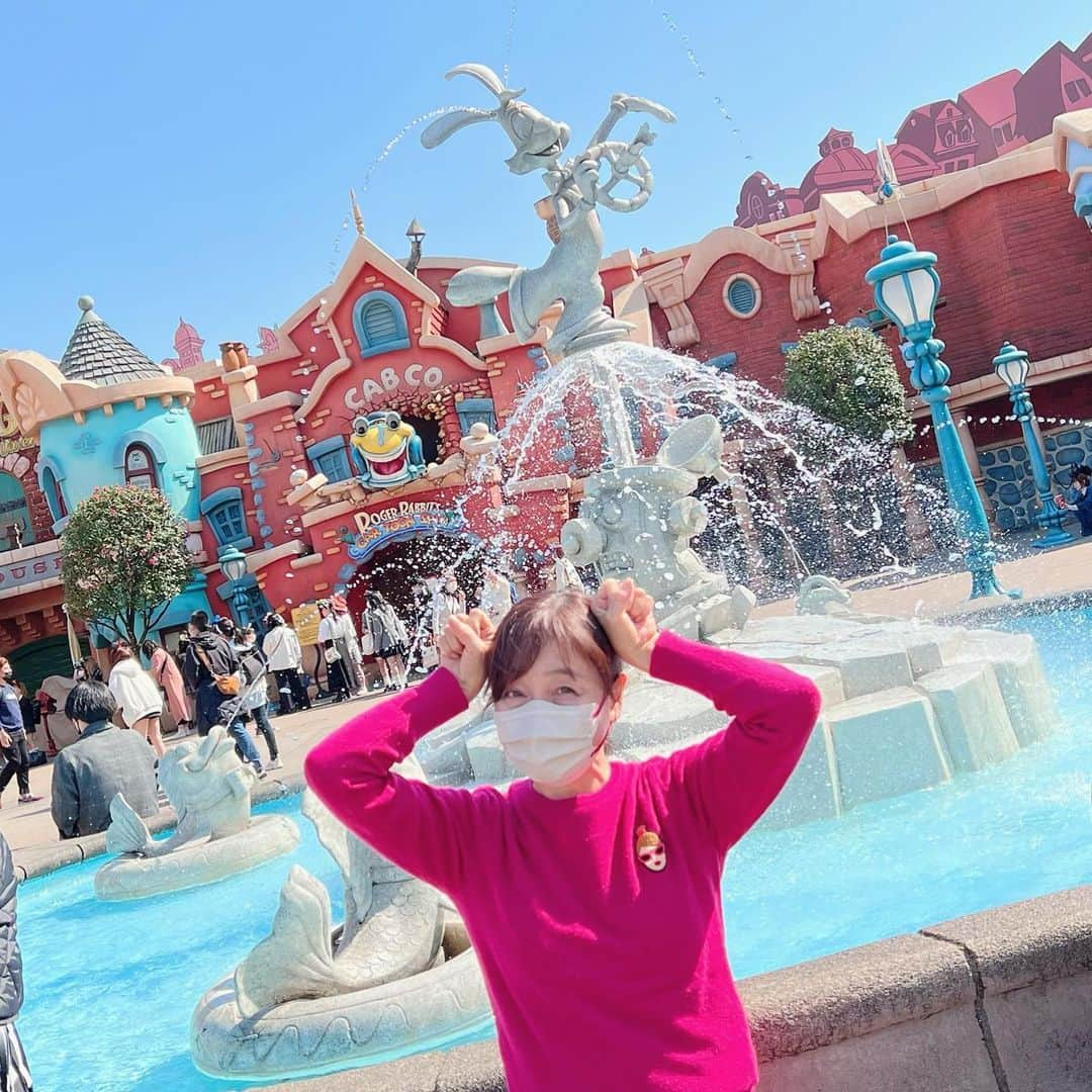 日髙のり子のインスタグラム：「🎈 行って来ましたよ〜✨夢の国 #東京ディズニーランド 🎵 1番の目的は #プーさんのハニーハント 🍯 実は私、#くまのプーさん が大好きなのです🐻💕 キャラクターも好きですが、あのおっとりした雰囲気と自分の心に正直なところが大好きです❤️ “何にもしない” を楽しむ…そういう日を大切にするなんて、社会人にはなかなか出来ないことですよね？ そんなのんびりな、自由な生き方に憧れています😍✨ ⁡ 夢の国に入ったら全力で楽しみます🥳 「#ジャンボリミッキー！」も、もちろん全力‼️💃 張り切って踊ったら、肩凝りが少し良くなった気がしました☺️笑 ⁡ 今回は #ミニー ちゃんにも会いましたよ🥰 めちゃめちゃテンションが上がりました〜⤴️⤴️ 会えるとこんなに嬉しいなんて、やっぱりミニーちゃんはスターなのですね💫 ツーショットのお写真はミニーちゃんのポーズに合わせてみました📷✨ キャストのお姉さんに「凄いっ！決まってる！！」って褒められちゃった〜♪ イェーイ✌️😆✨ ⁡ ものすごく楽しくて、良い気分転換になりました☺️ またリフレッシュしに行きたいな😌  #Disney #ディズニー #TokyoDisneyland #東京ディズニーリゾート40周年 #🐭 #🏰」