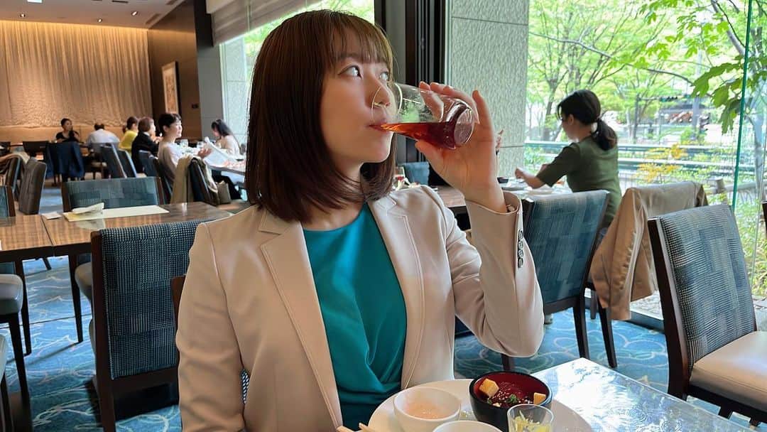 華音さんのインスタグラム写真 - (華音Instagram)「烏龍茶でかっこつけてみたのまき。今日ビュッフェ行って食べすぎてお腹はち切れそうなまき。そいでもって今度行く健康診断、コレステロール高いから怖いのまき。コレステロールを自力(努力)で落とした女神がいるから見習うのまき😭😭😭😭   #コレステロール」4月6日 21時55分 - kanon_act
