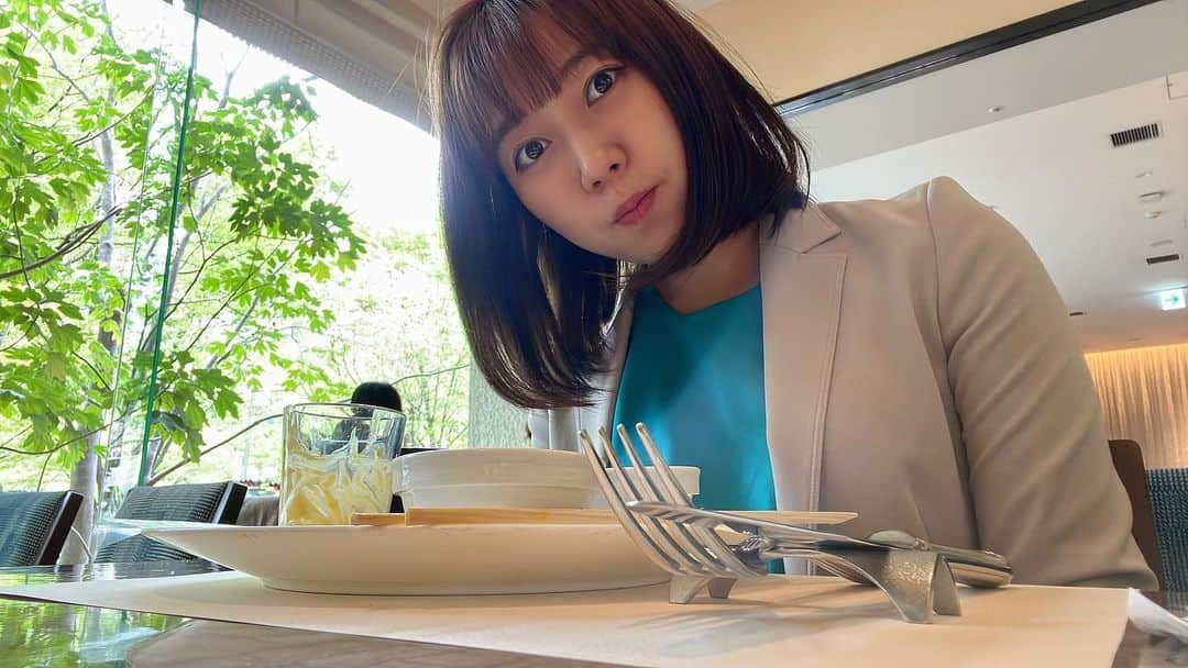 華音のインスタグラム：「烏龍茶でかっこつけてみたのまき。今日ビュッフェ行って食べすぎてお腹はち切れそうなまき。そいでもって今度行く健康診断、コレステロール高いから怖いのまき。コレステロールを自力(努力)で落とした女神がいるから見習うのまき😭😭😭😭   #コレステロール」